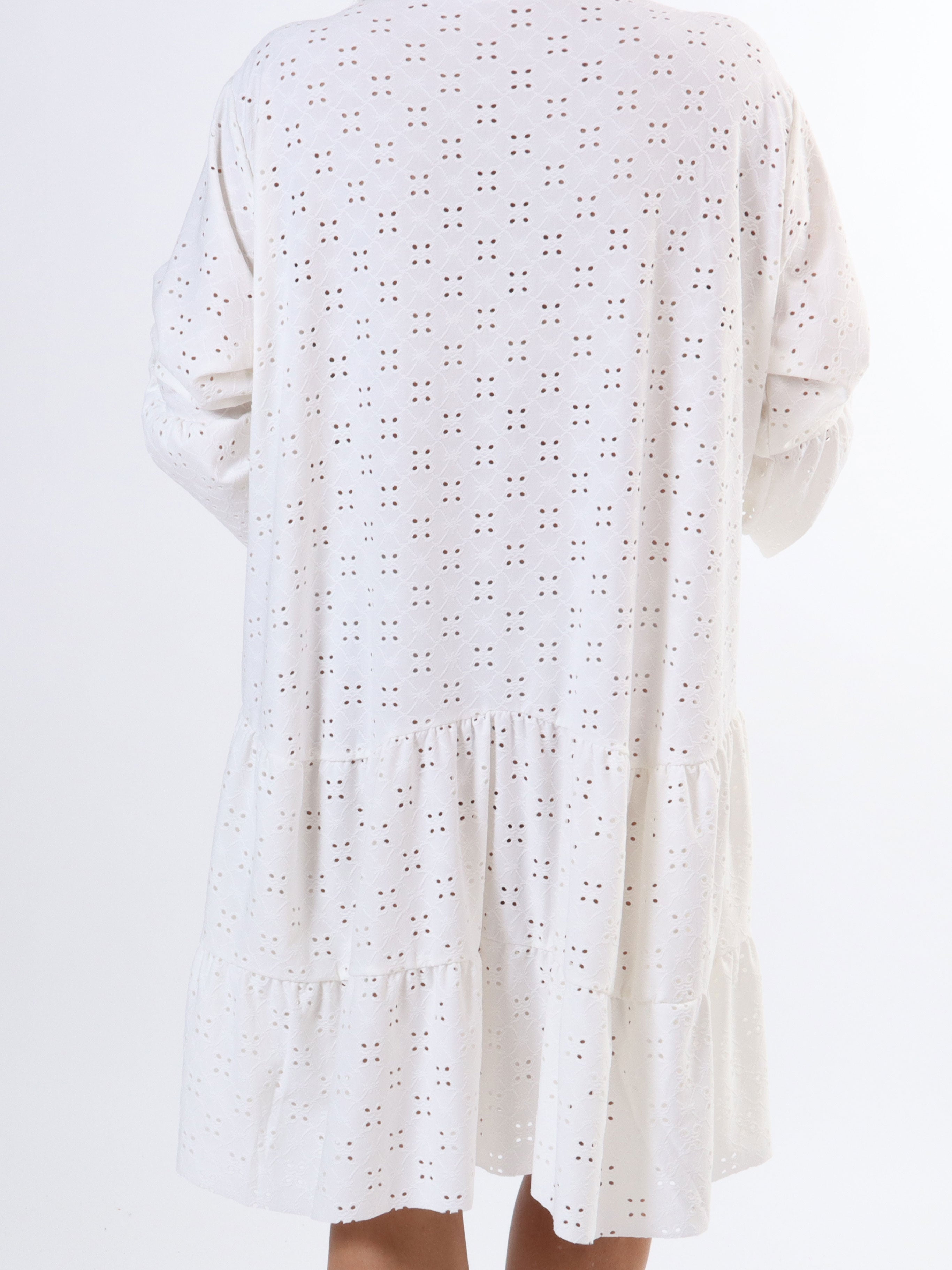 Indiana - Söt stretchig klänning i broderi anglaise för stora storlekar