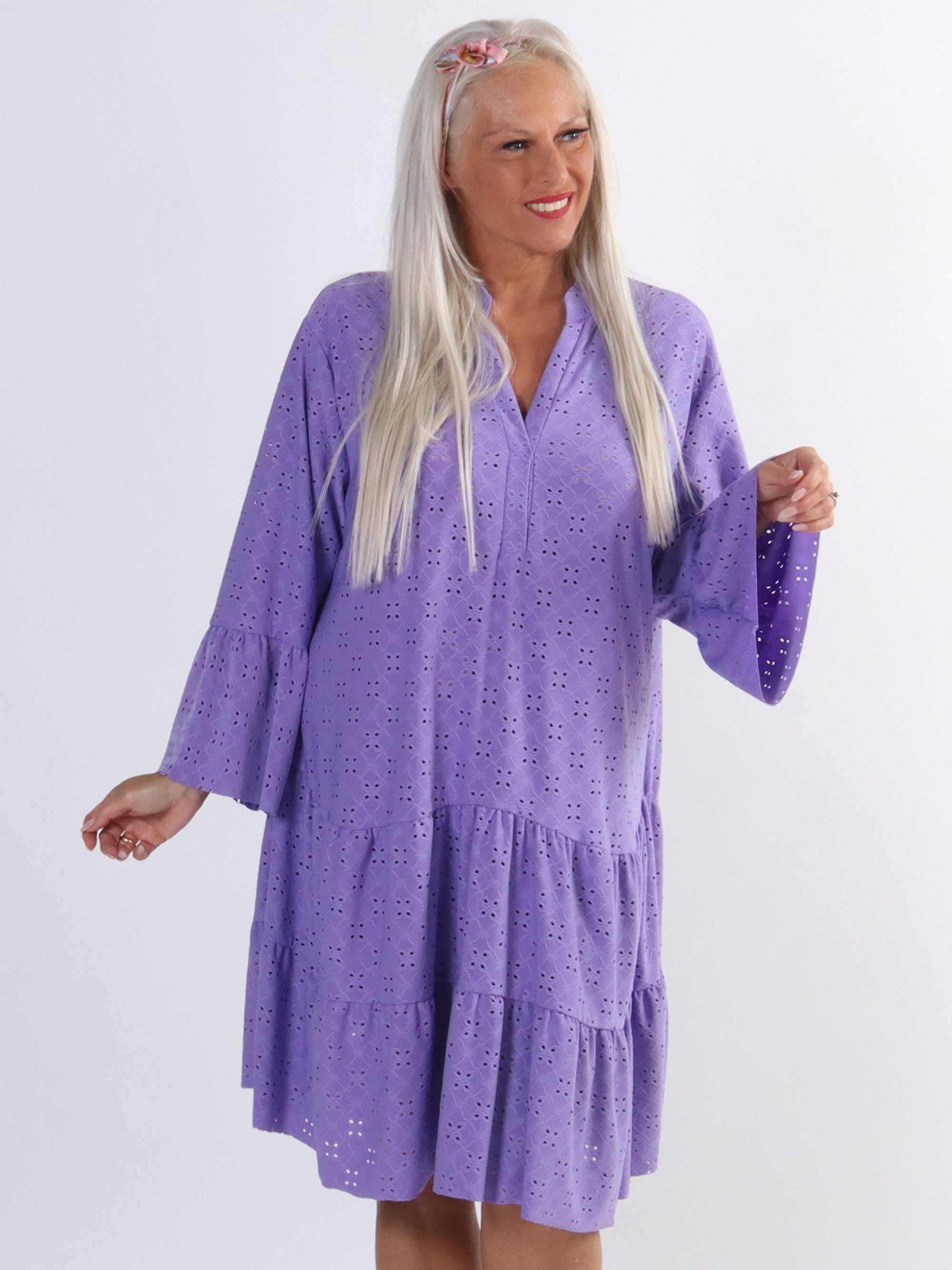 Indiana - Söt stretchig klänning i broderi anglaise för stora storlekar