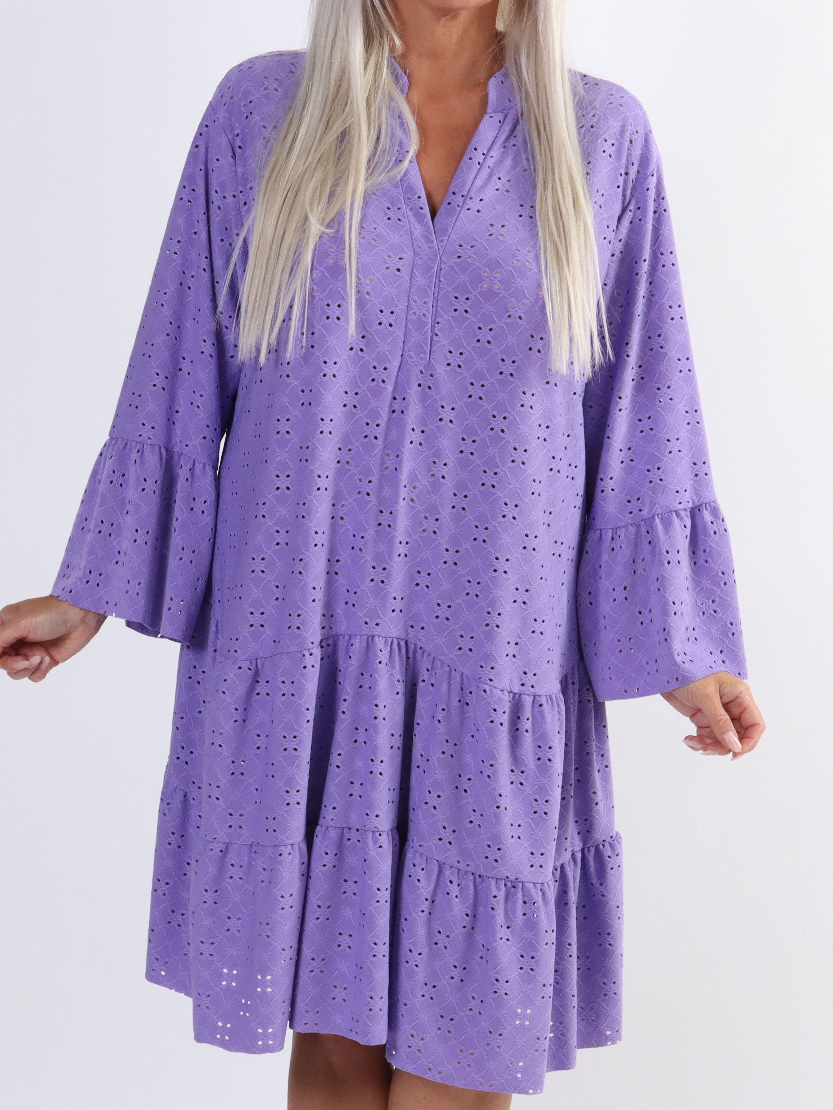 Indiana - Söt stretchig klänning i broderi anglaise för stora storlekar