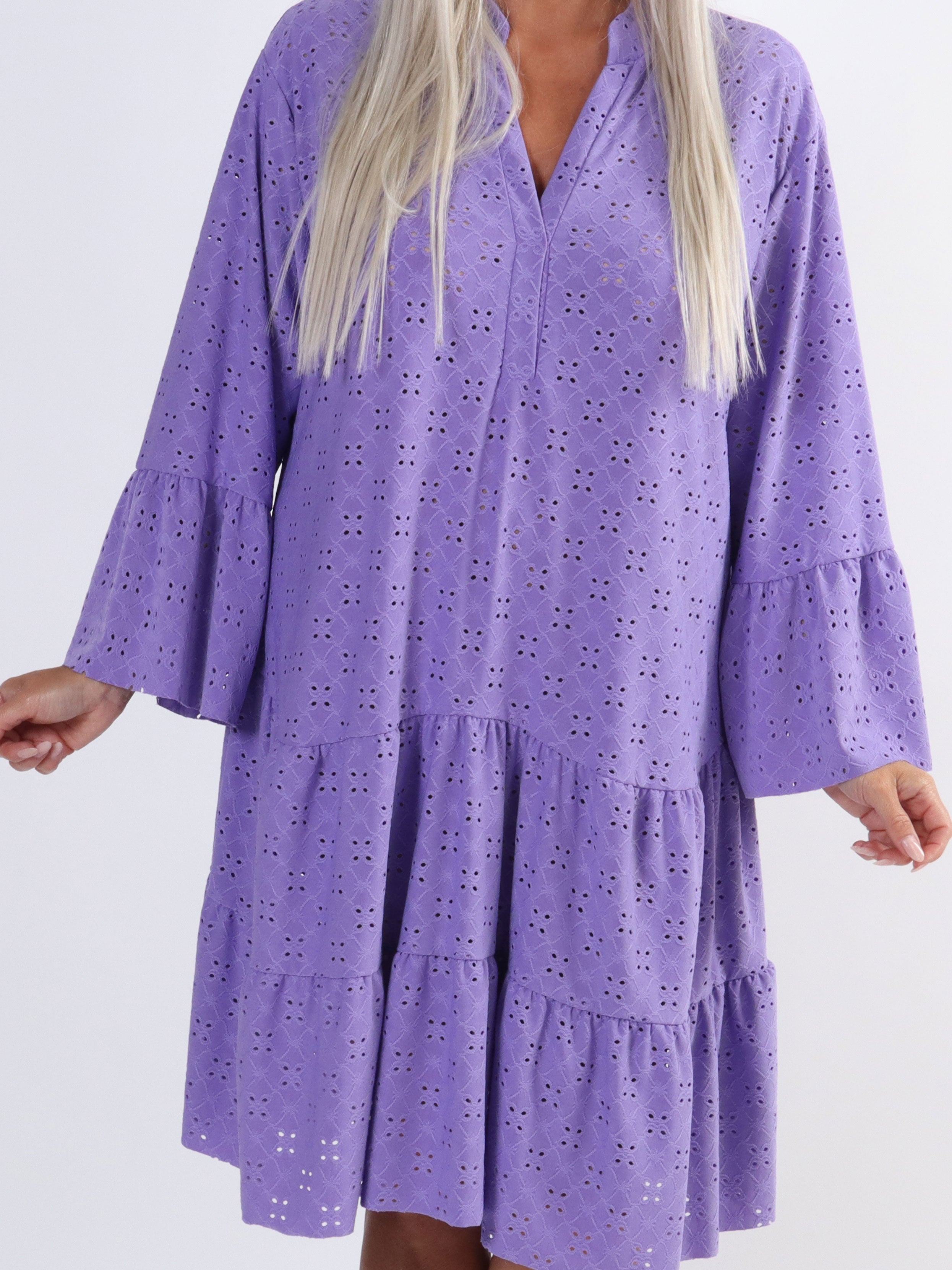 Indiana - Söt stretchig klänning i broderi anglaise för stora storlekar