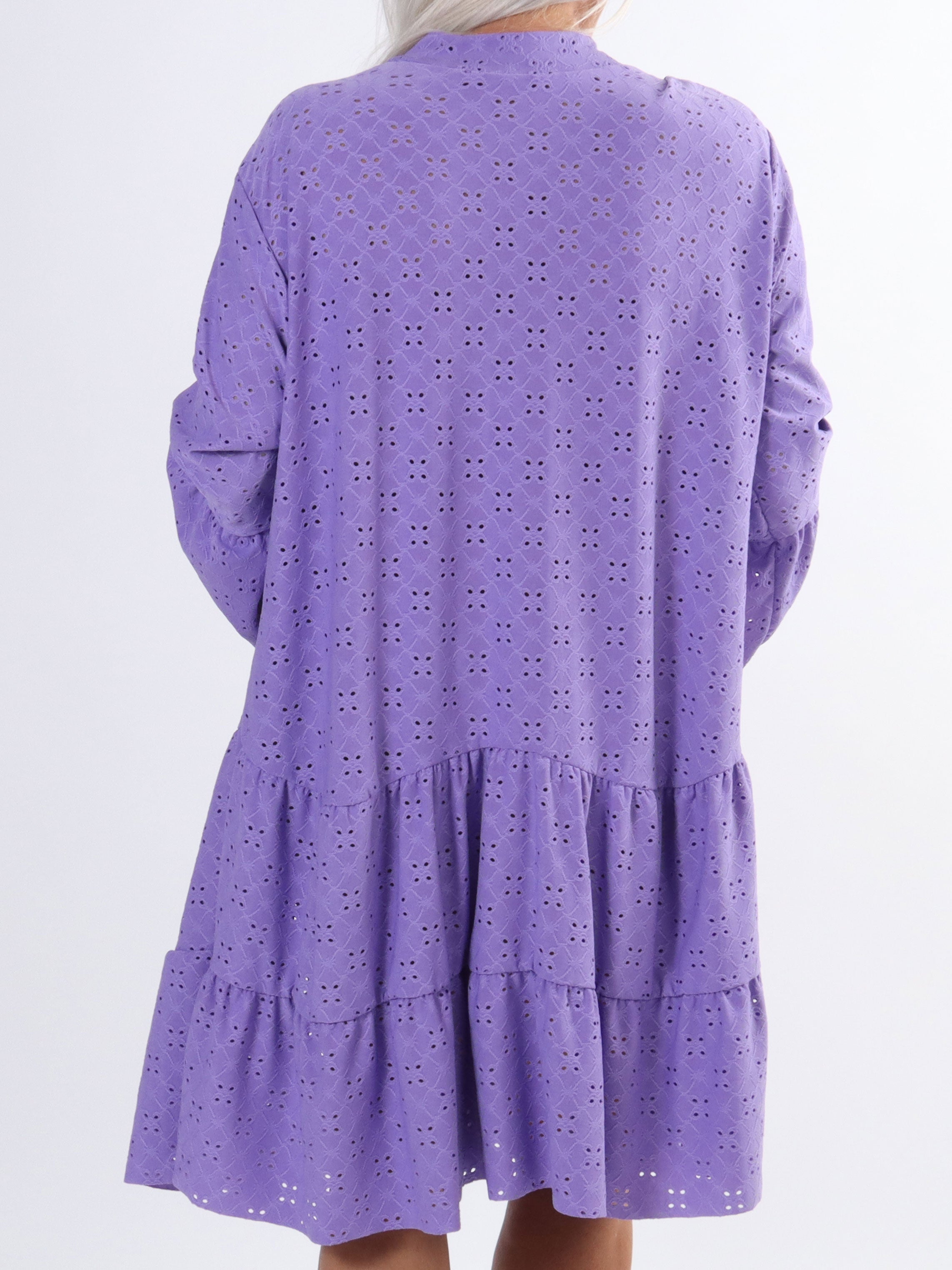 Indiana - Söt stretchig klänning i broderi anglaise för stora storlekar