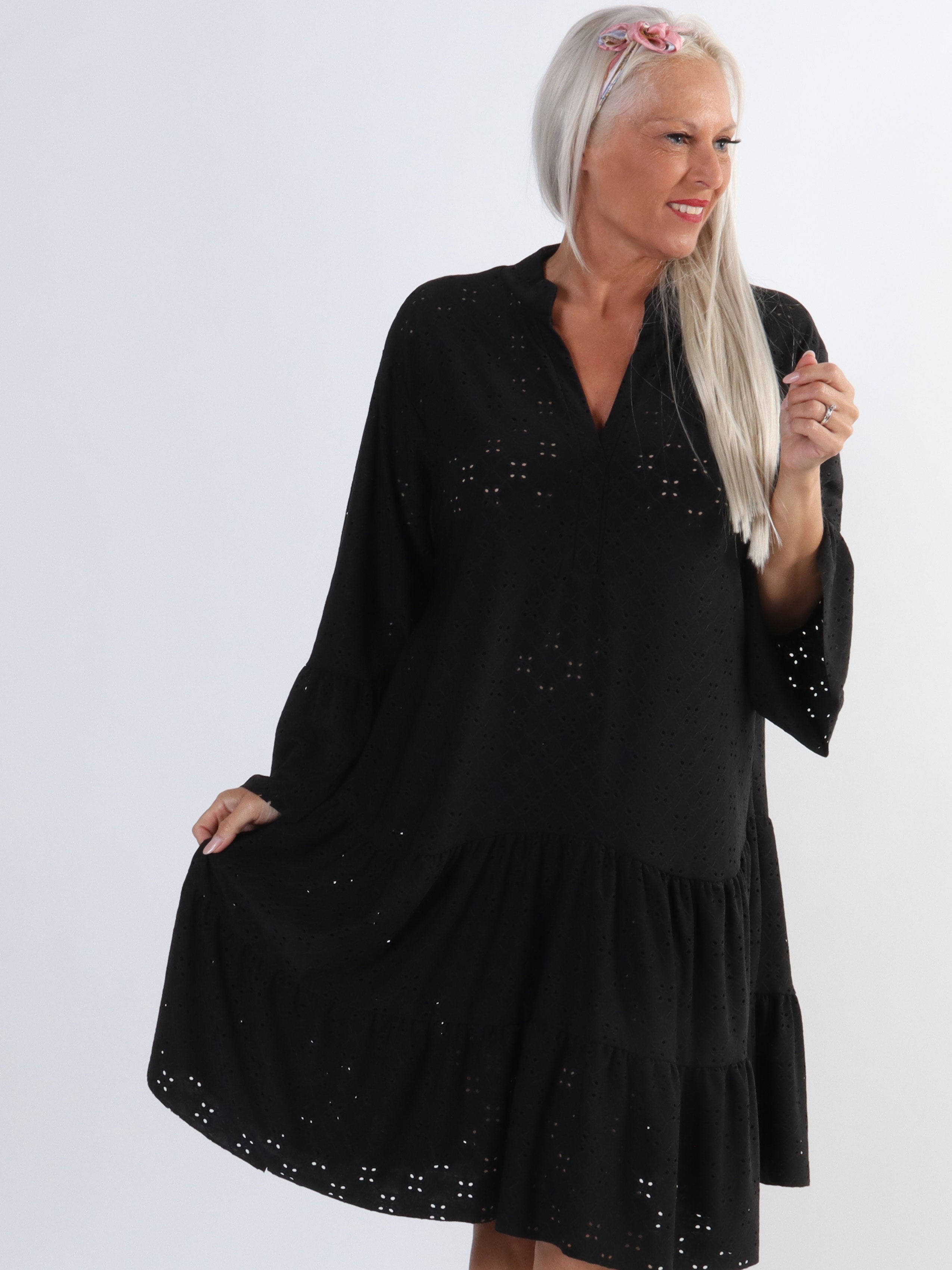 Indiana - Söt stretchig klänning i broderi anglaise för stora storlekar