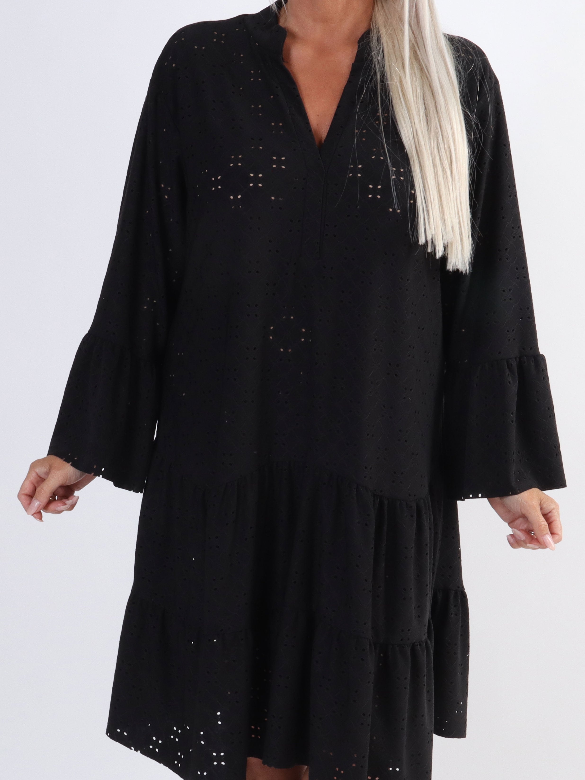 Indiana - Söt stretchig klänning i broderi anglaise för stora storlekar