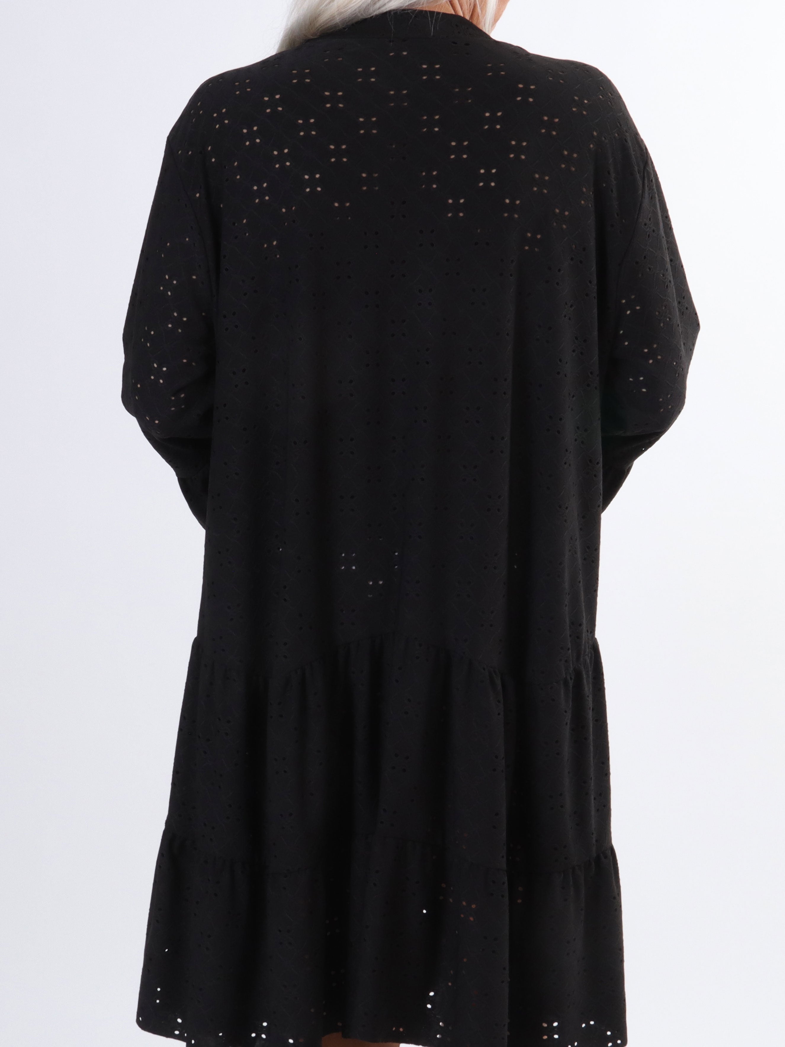 Indiana - Söt stretchig klänning i broderi anglaise för stora storlekar