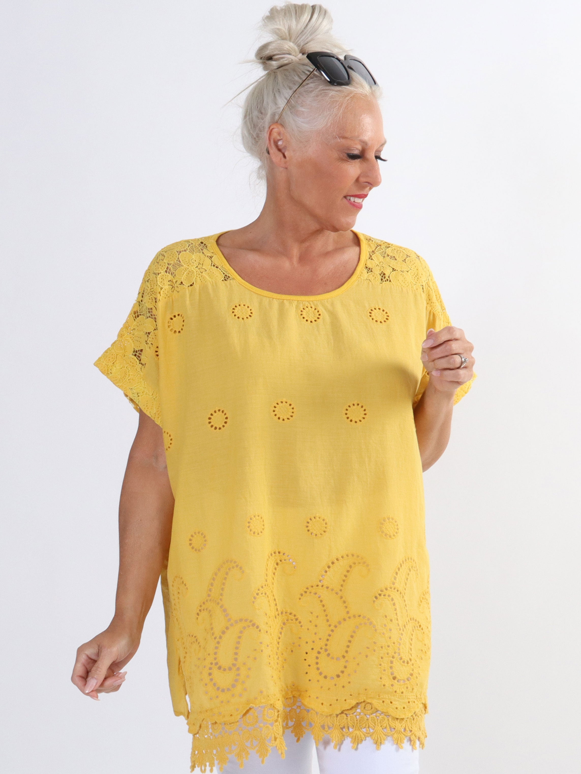 Inna - Söt topp i stora storlekar med spets och broderi anglaise - Light blue