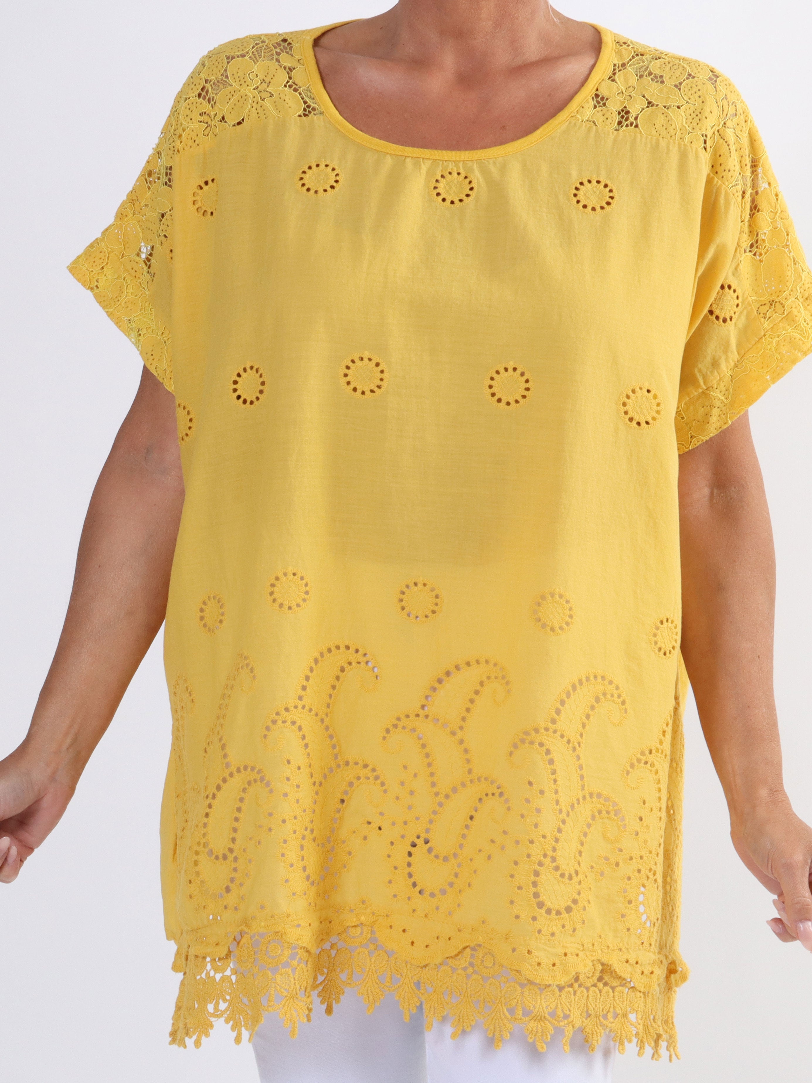 Inna - Söt topp i stora storlekar med spets och broderi anglaise - Yellow