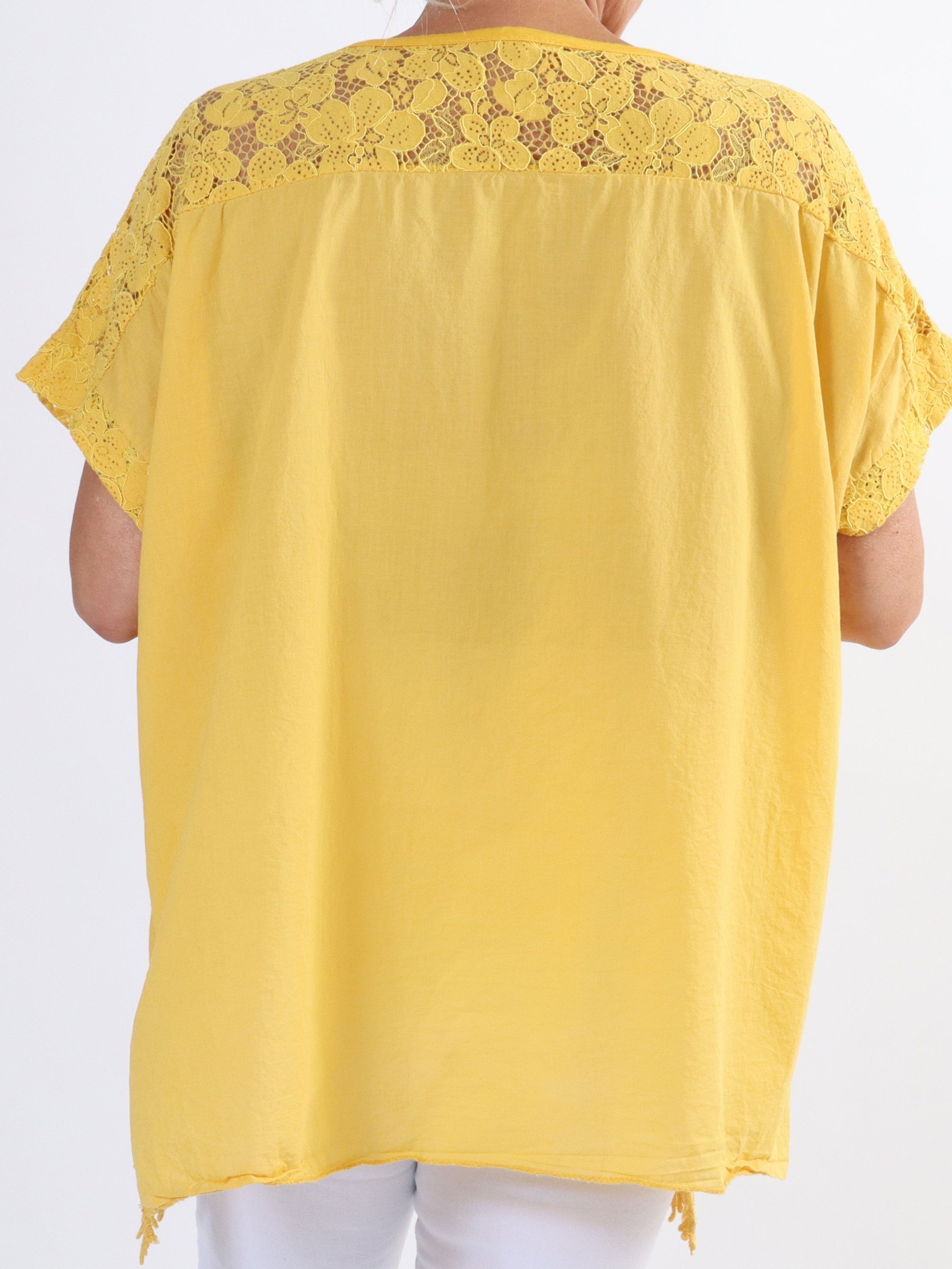 Inna - Söt topp i stora storlekar med spets och broderi anglaise - White