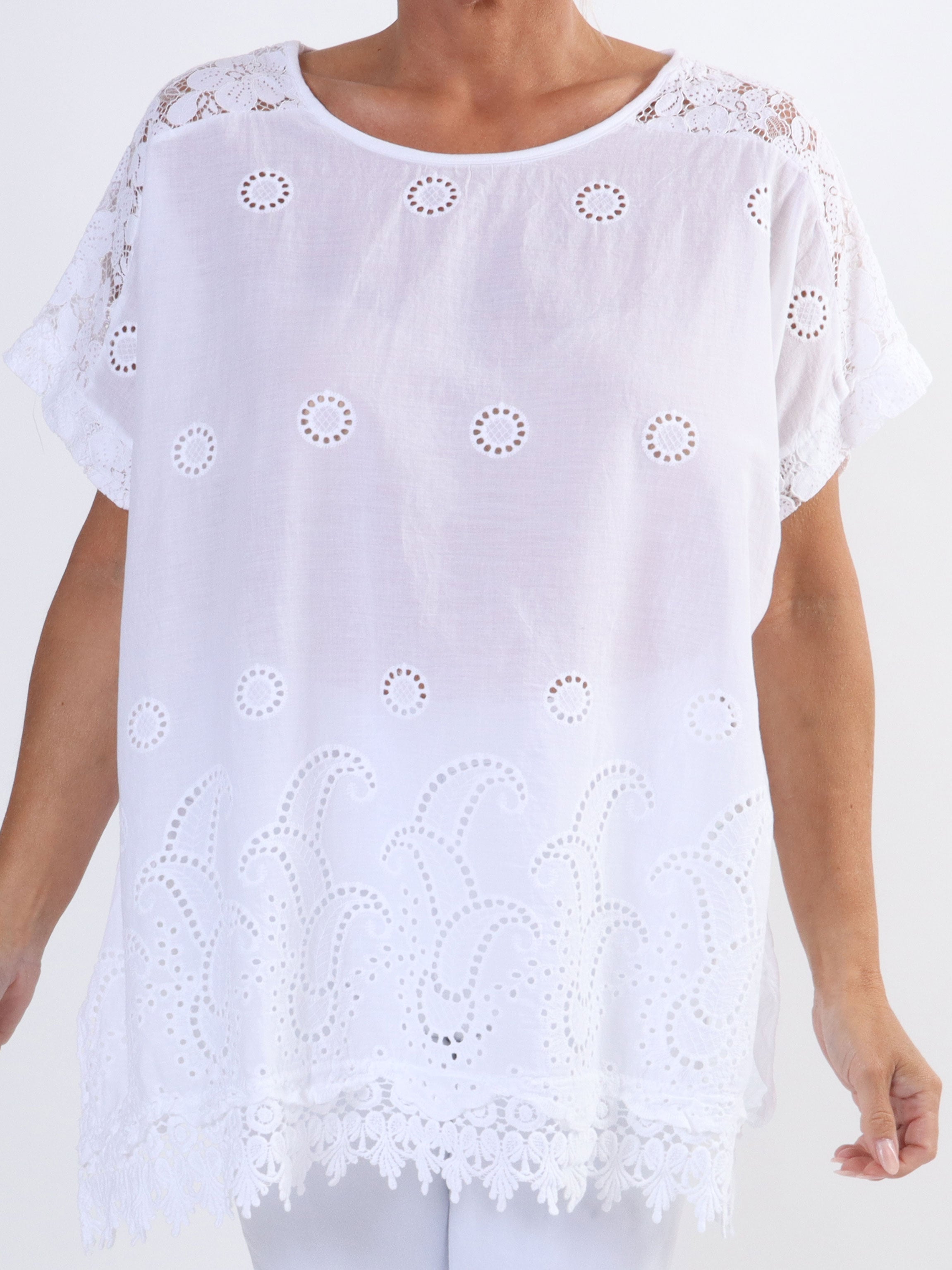 Inna - Söt topp i stora storlekar med spets och broderi anglaise
