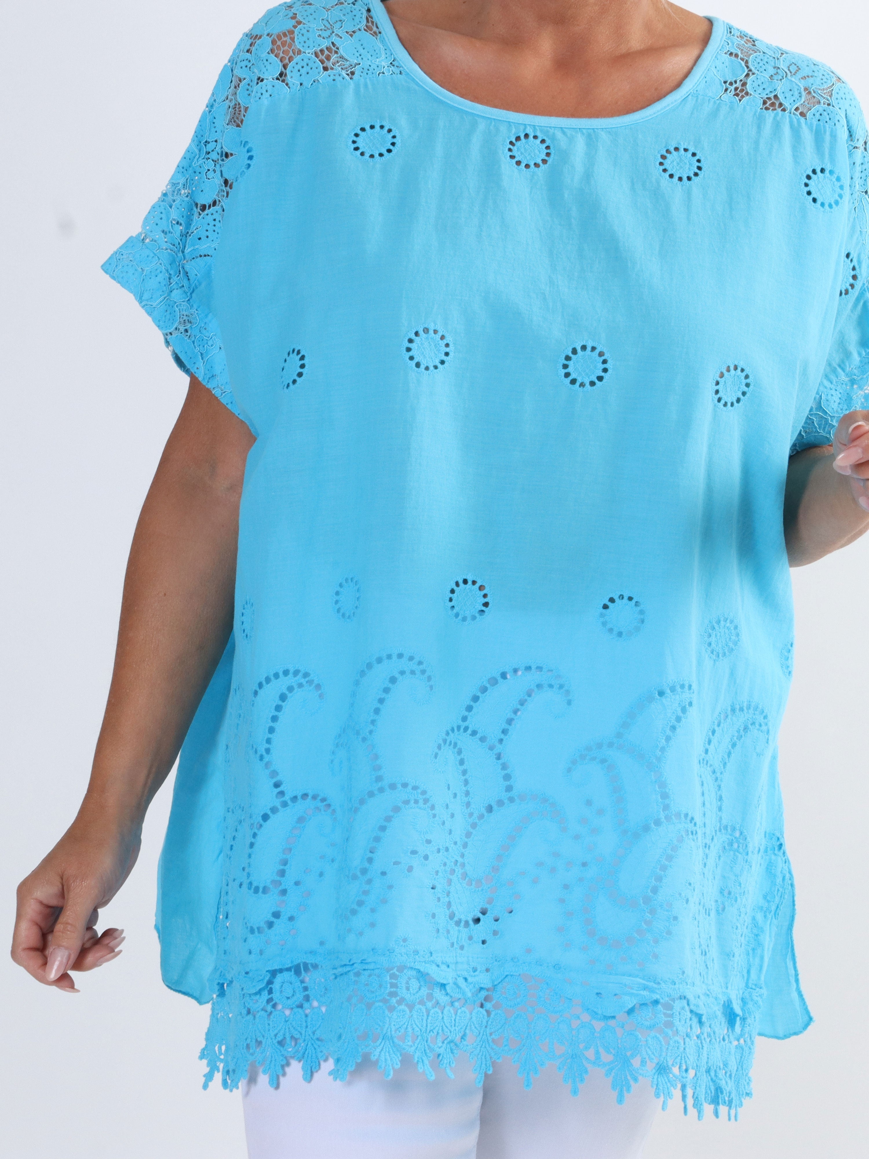 Inna - Söt topp i stora storlekar med spets och broderi anglaise
