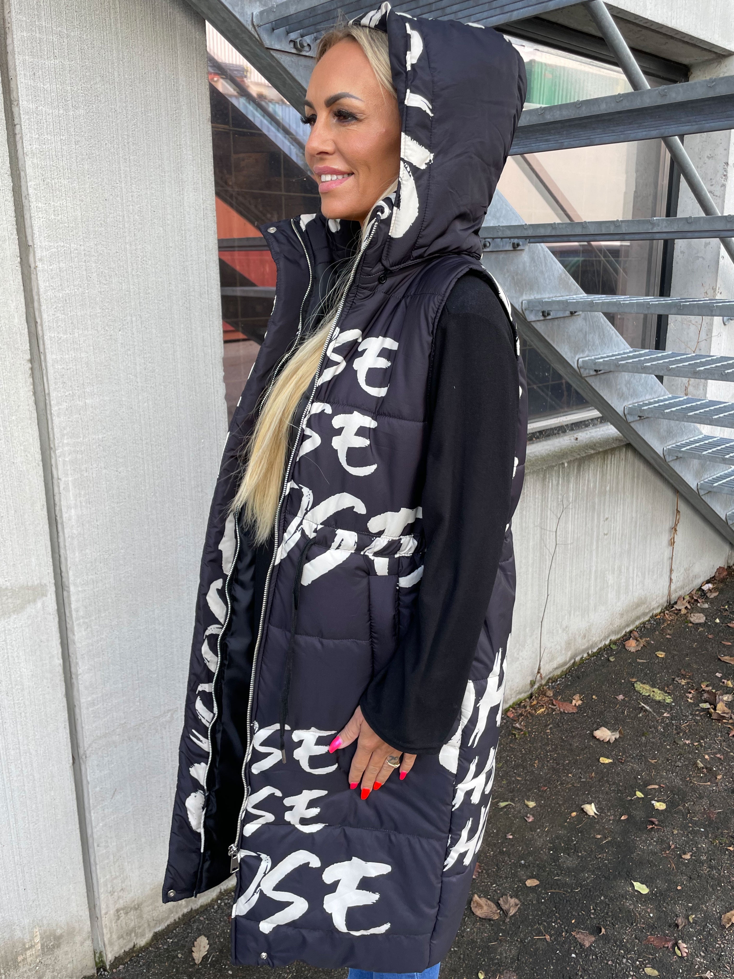 Aisha - Cool väst med skrift