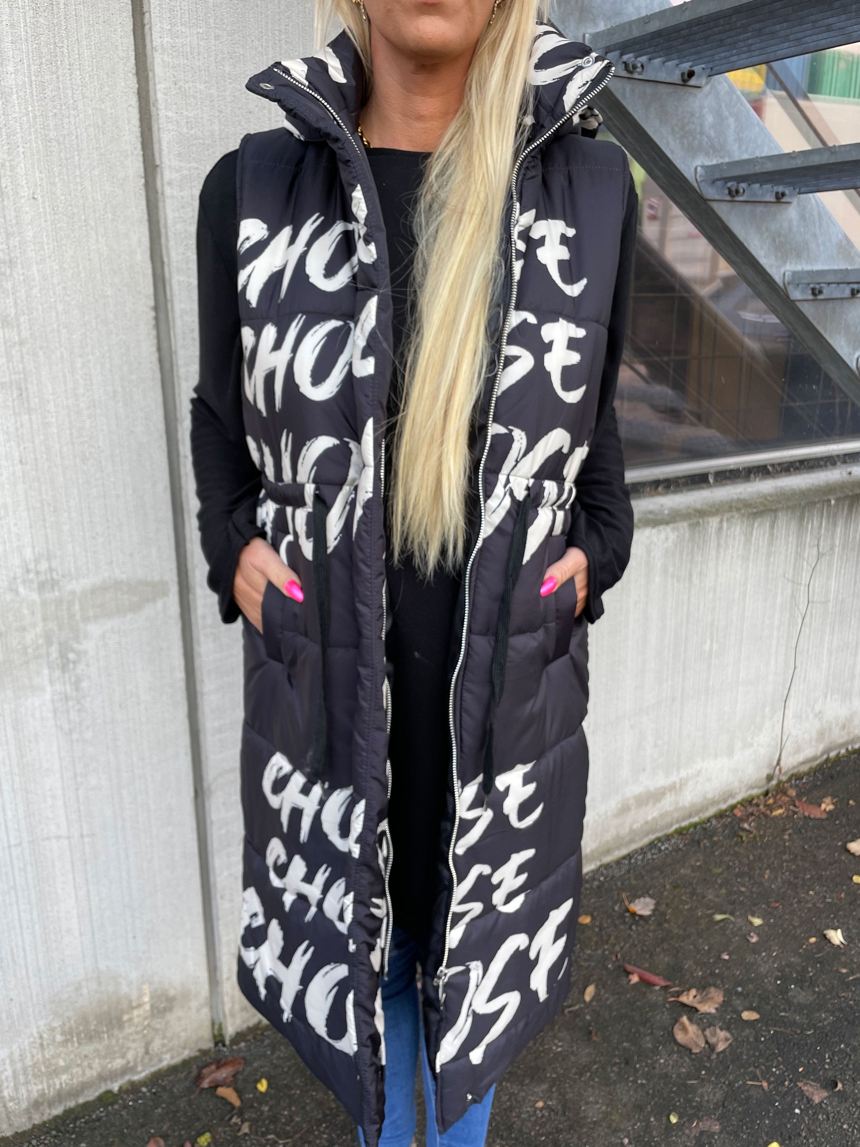 Aisha - Cool väst med skrift