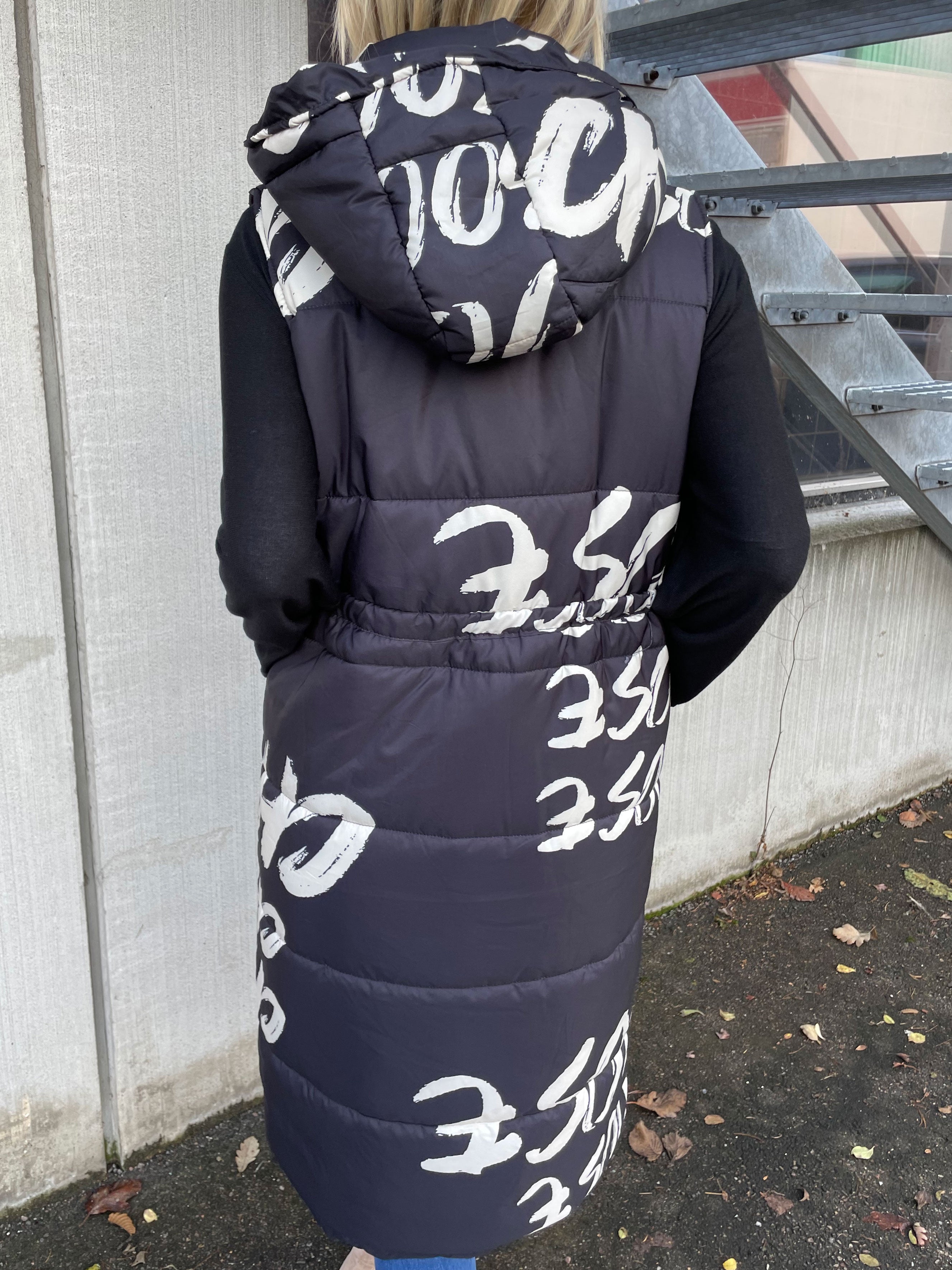 Aisha - Cool väst med skrift