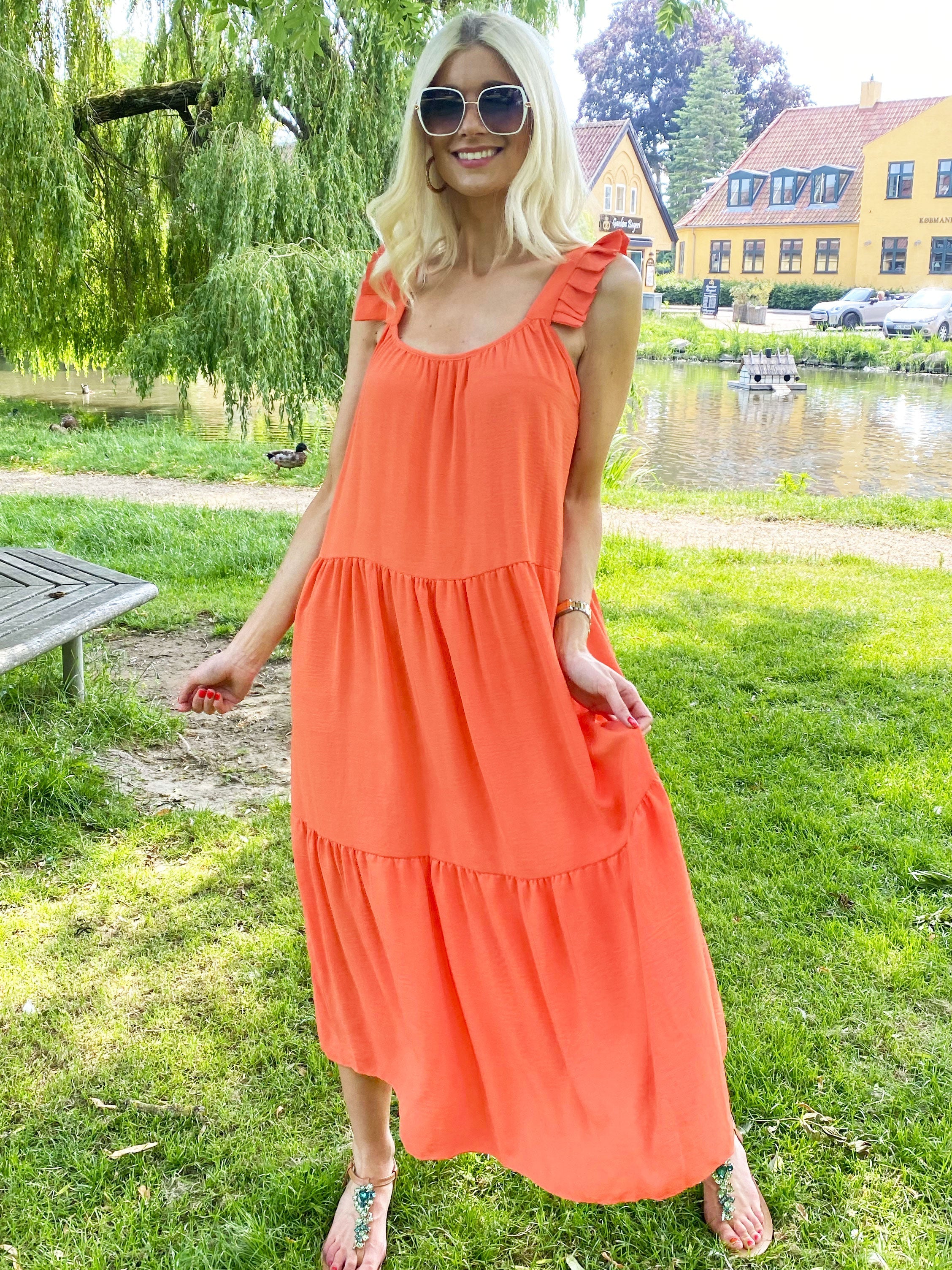 Kelly - Sort lang kjole med flæser på stropperne