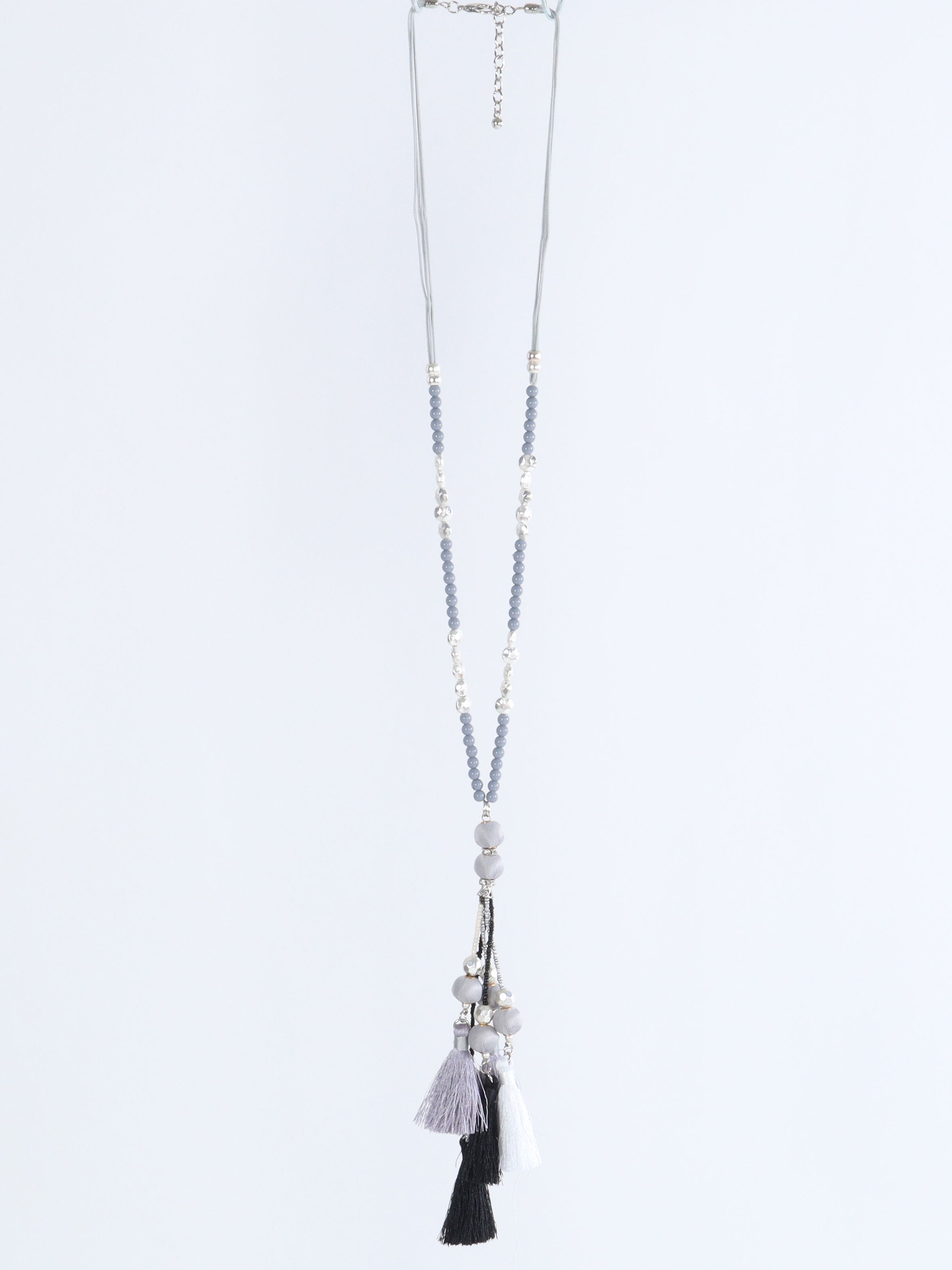 Lalola - Grått pärlhalsband med tofsar