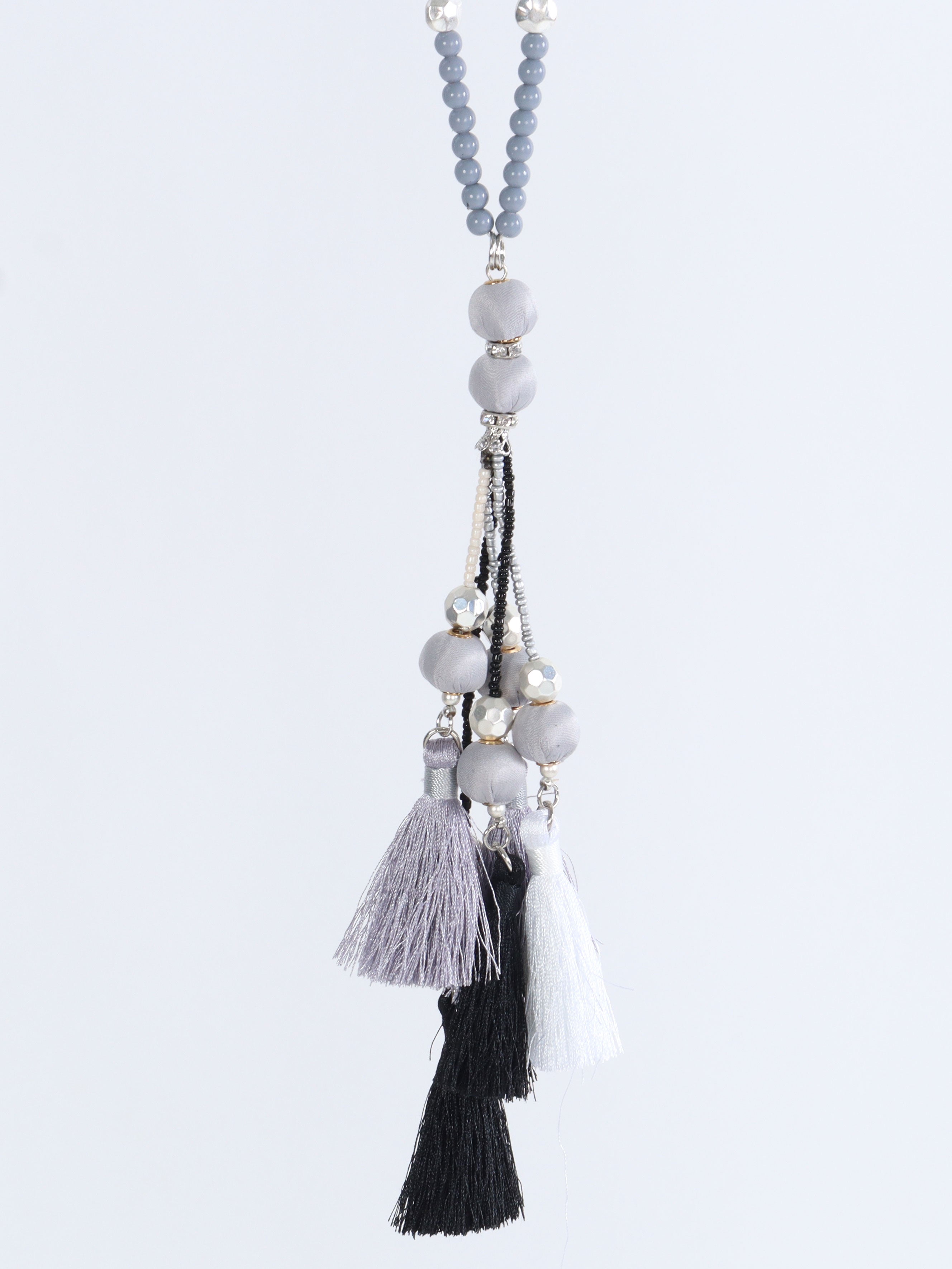 Lalola - Grått pärlhalsband med tofsar