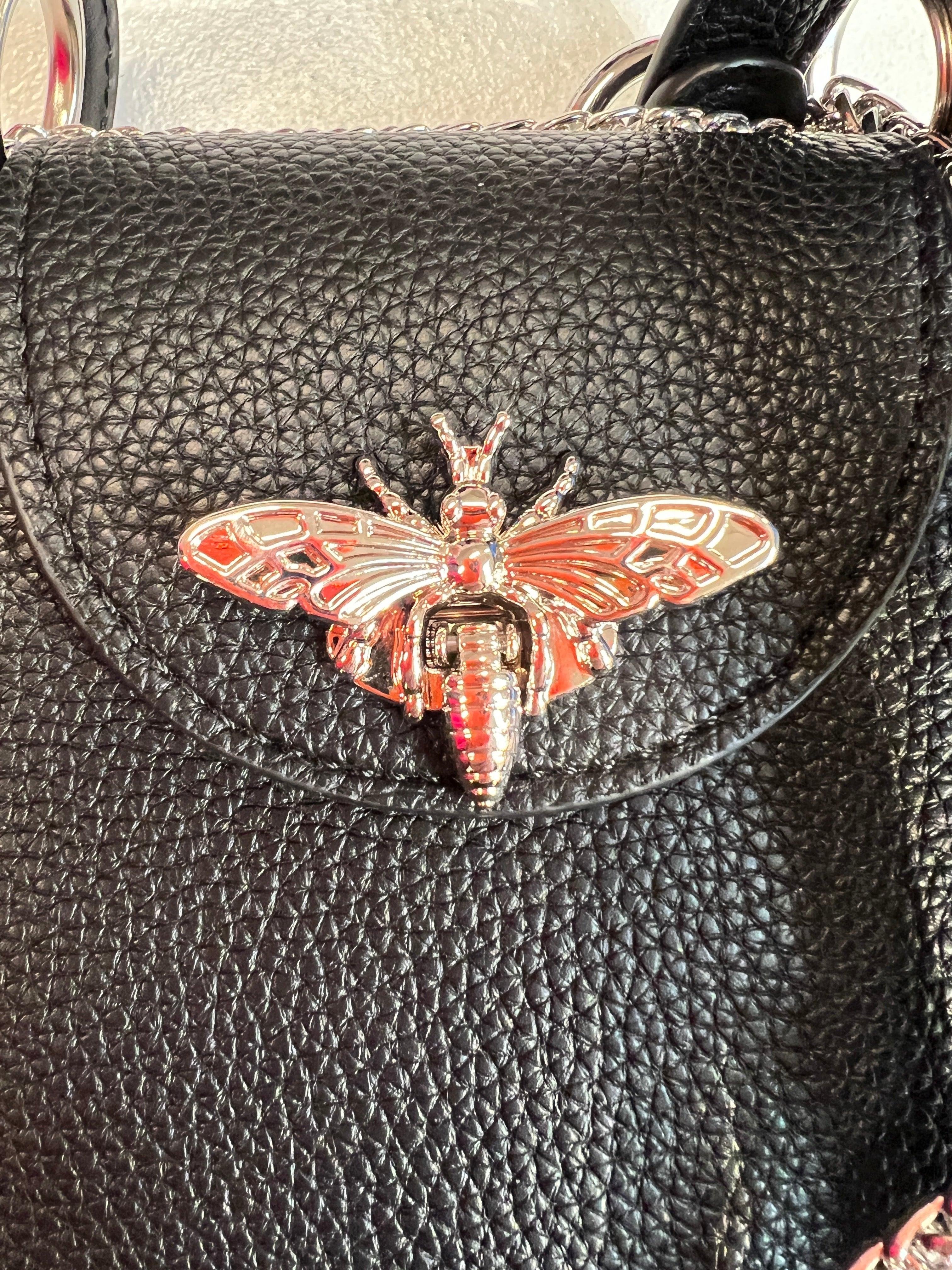 Layla - Cool liten väska med silverkedja och bi-försegling