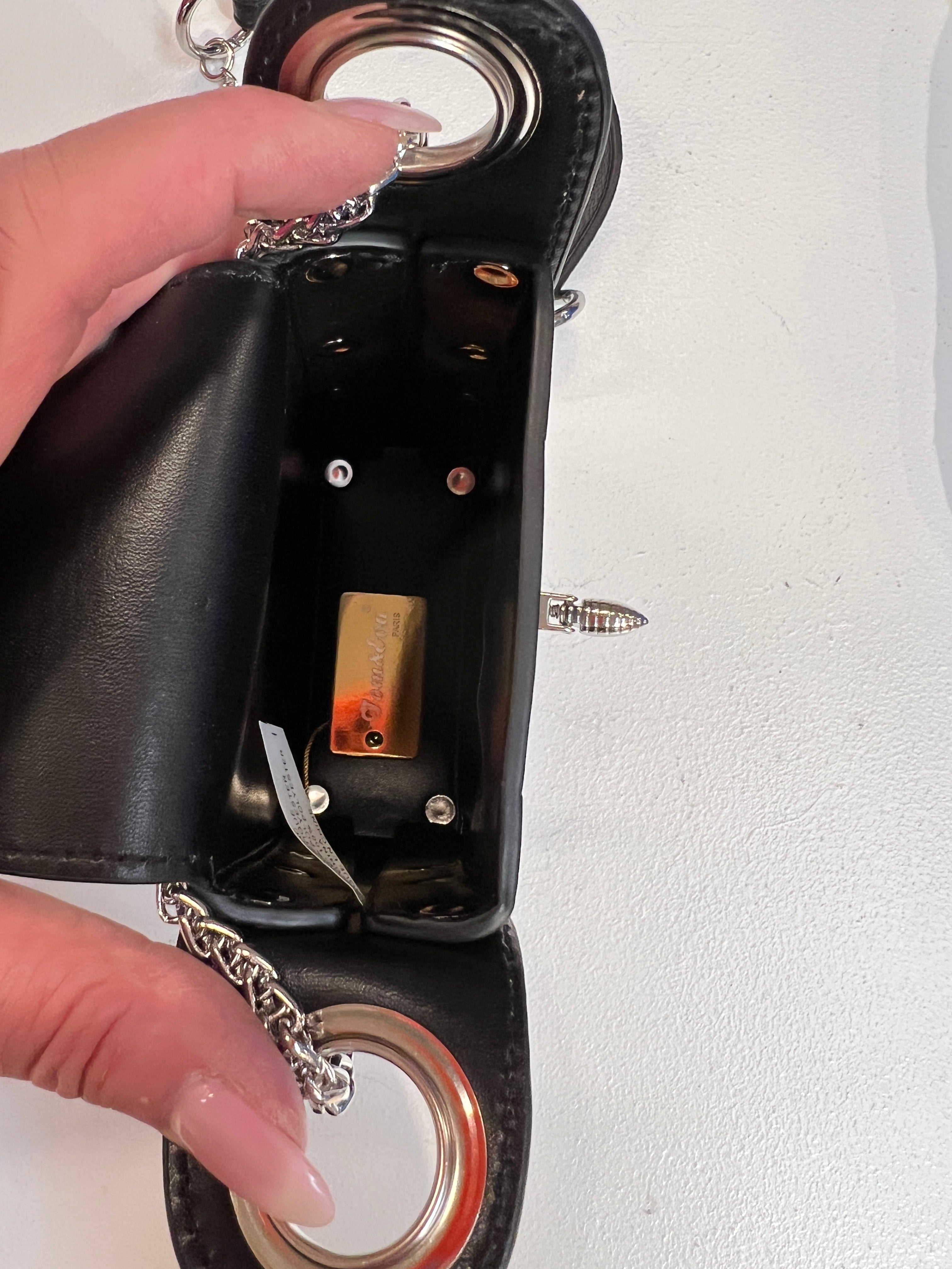 Layla - Cool liten väska med silverkedja och bi-försegling