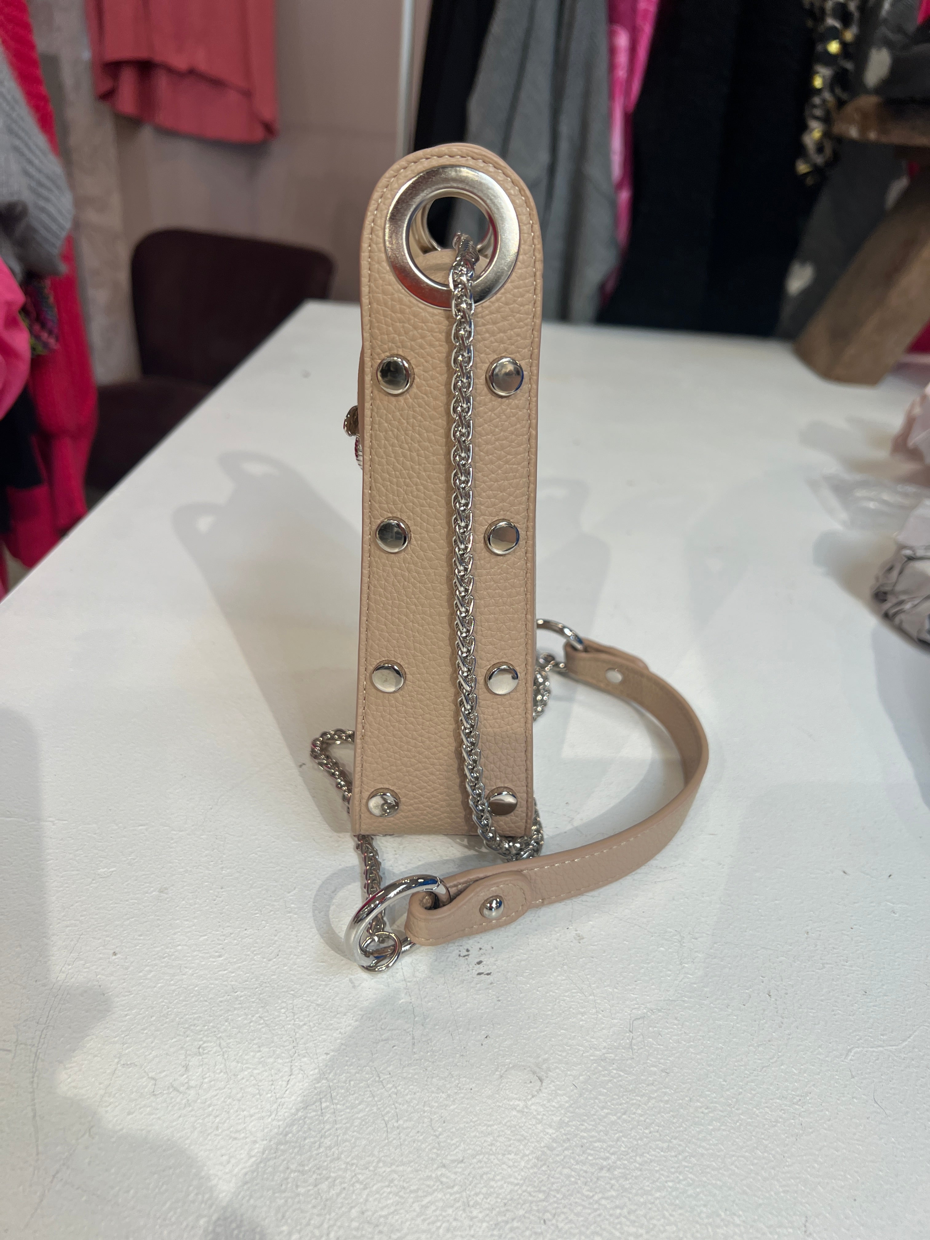 Layla - Cool liten väska med silverkedja och bi-försegling