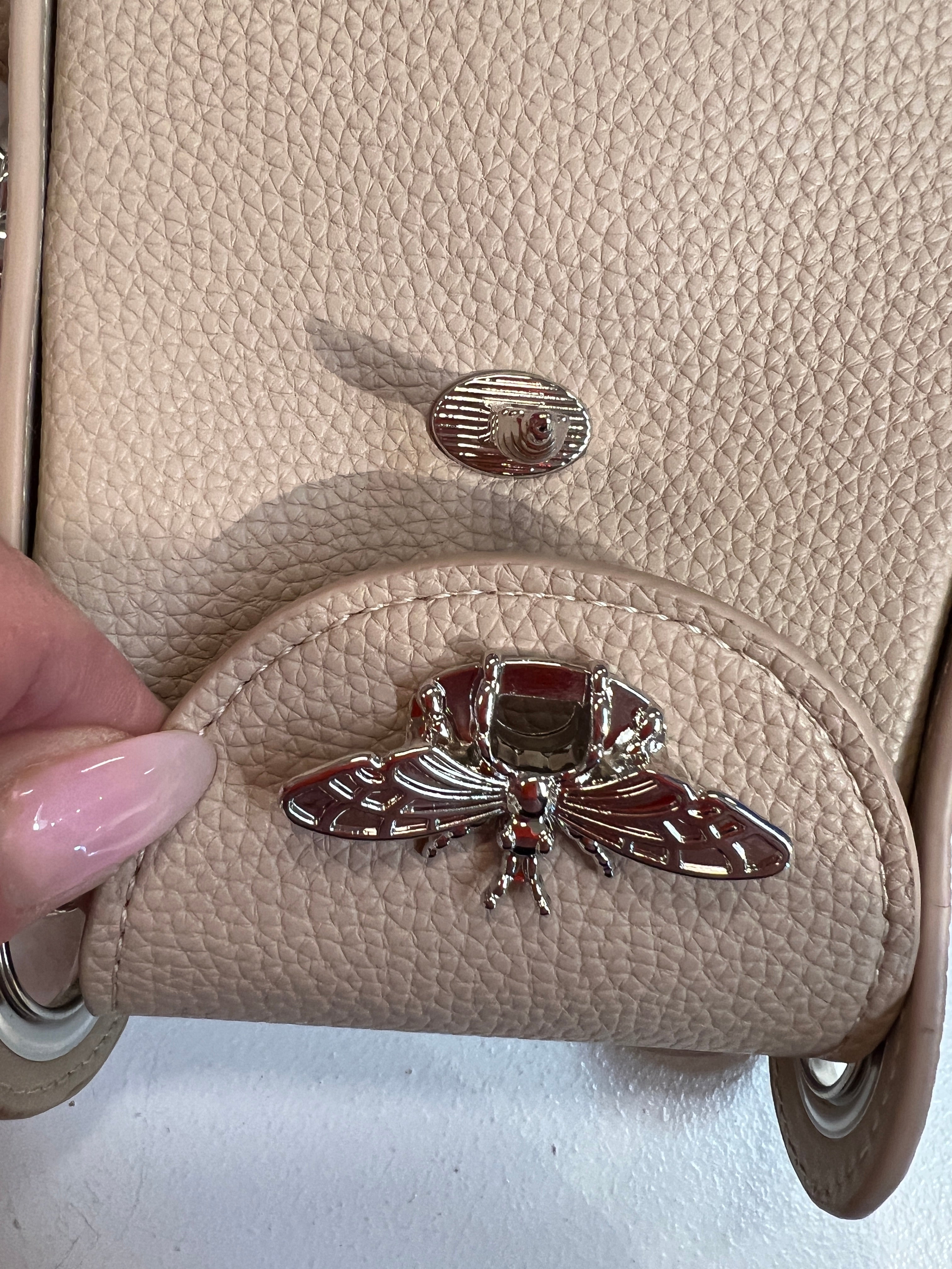 Layla - Cool liten väska med silverkedja och bi-försegling