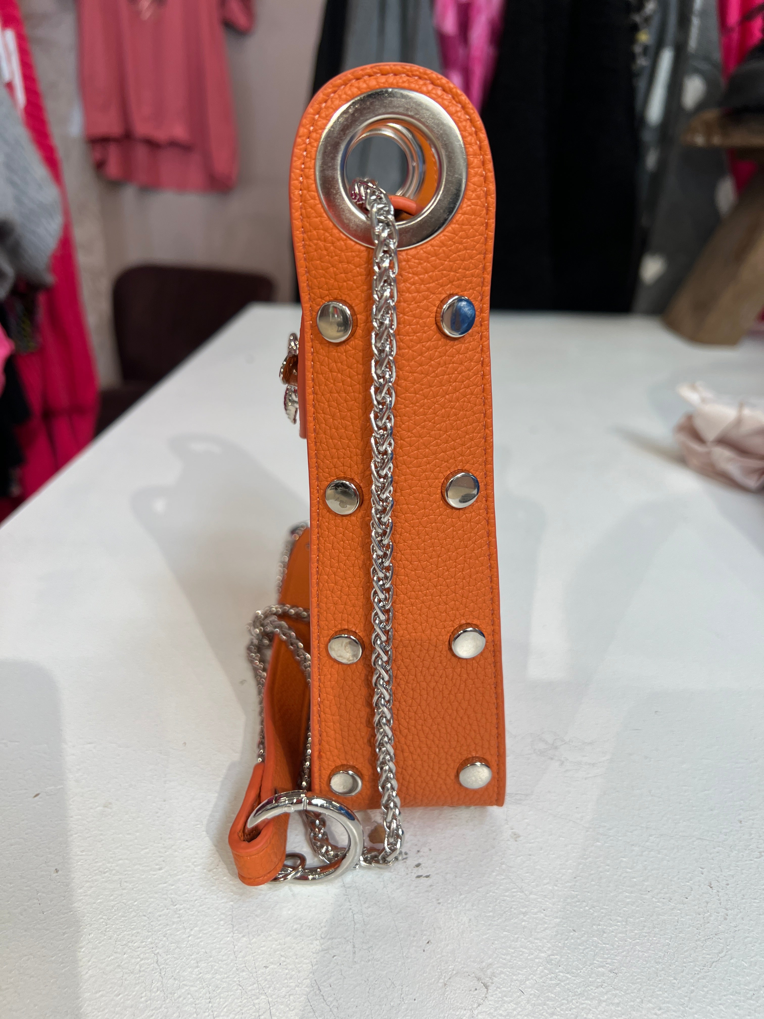 Layla - Cool liten väska med silverkedja och bi-försegling