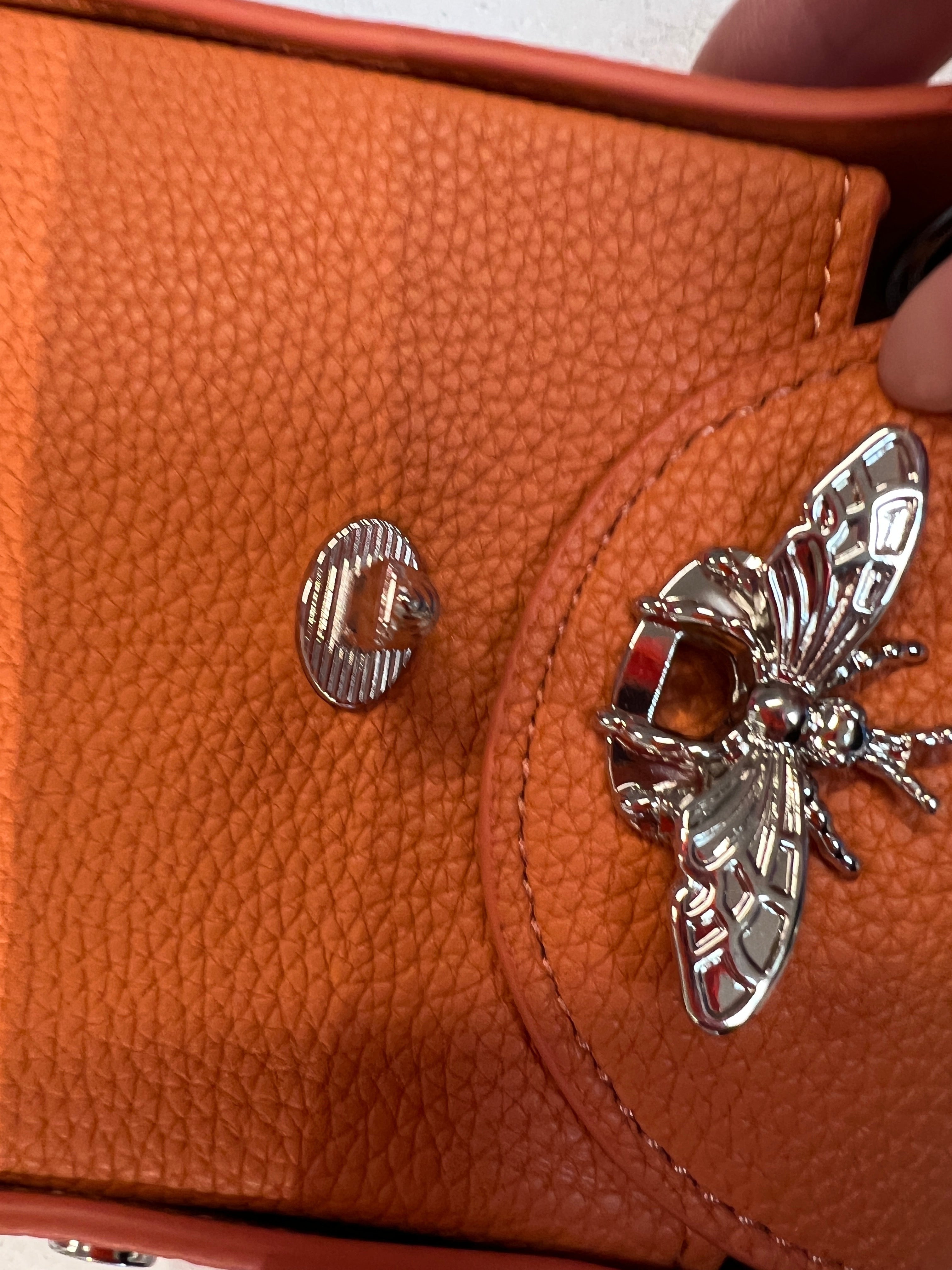 Layla - Cool liten väska med silverkedja och bi-försegling