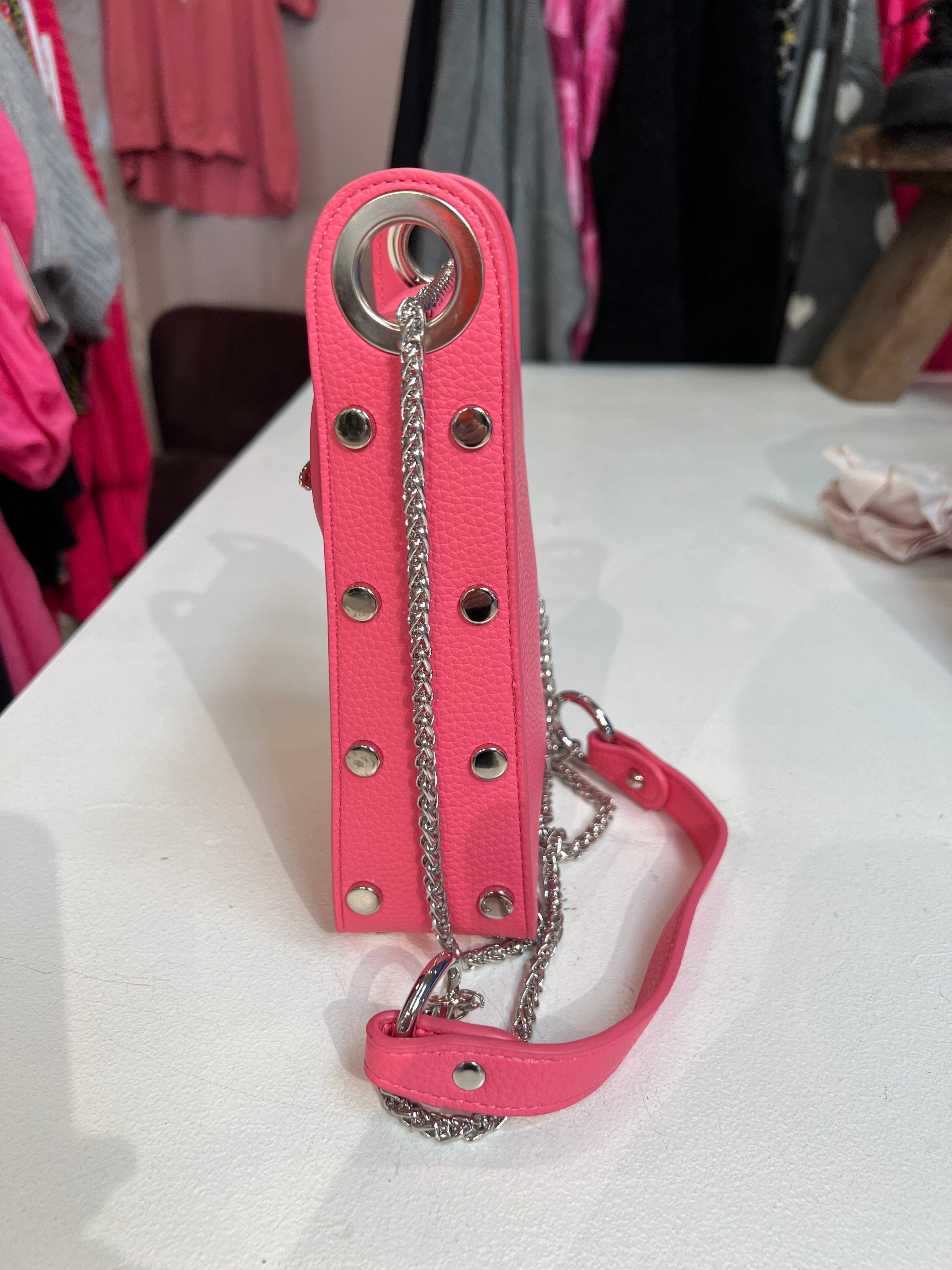 Layla - Cool liten väska med silverkedja och bi-försegling