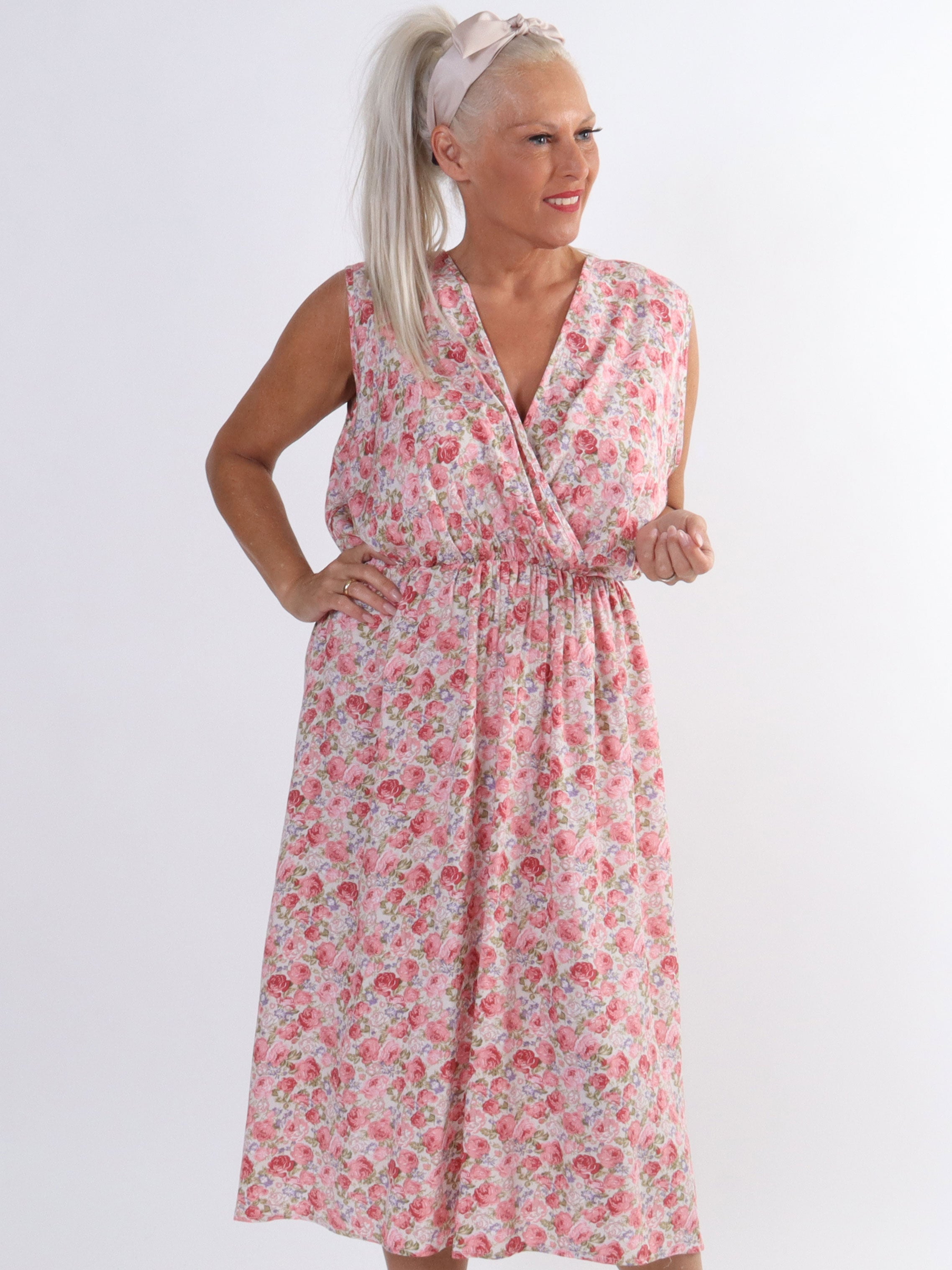 Liv - Söt klänning i småblommigt mönster - Black