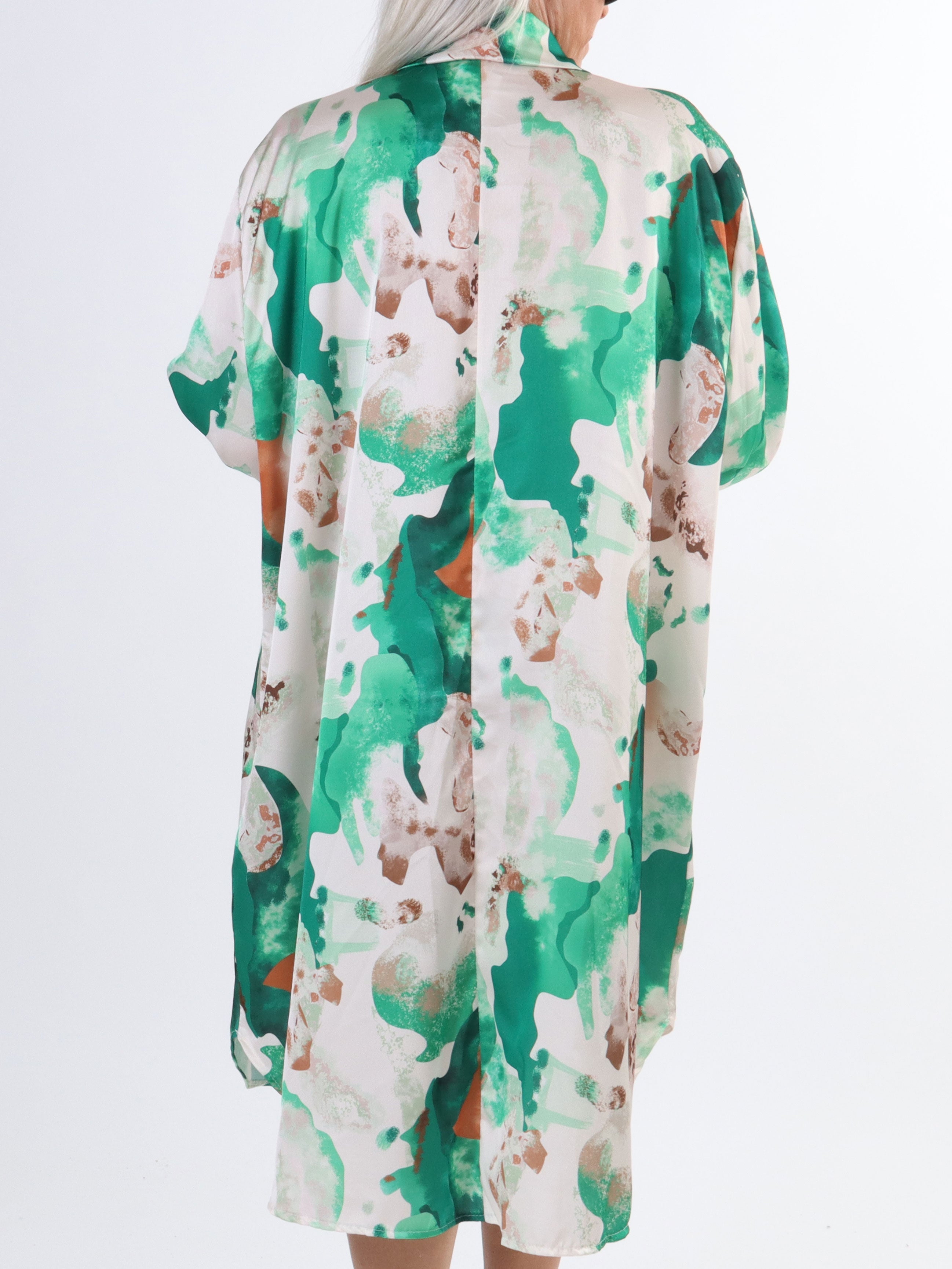 Lyng - Plus size-klänning i sidenlook med skjortkrage - Pink