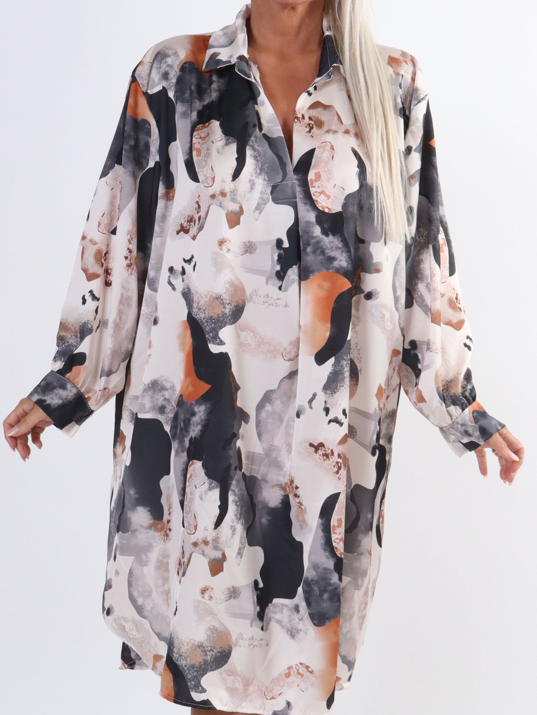 Lyng - Plus size-klänning i sidenlook med skjortkrage