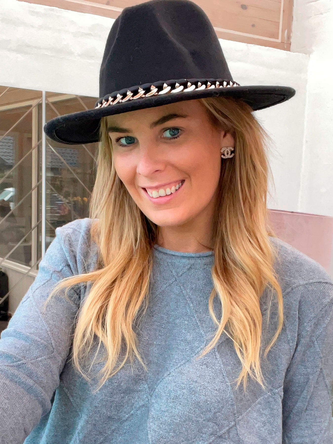 Makena - Hatt med guldkedja