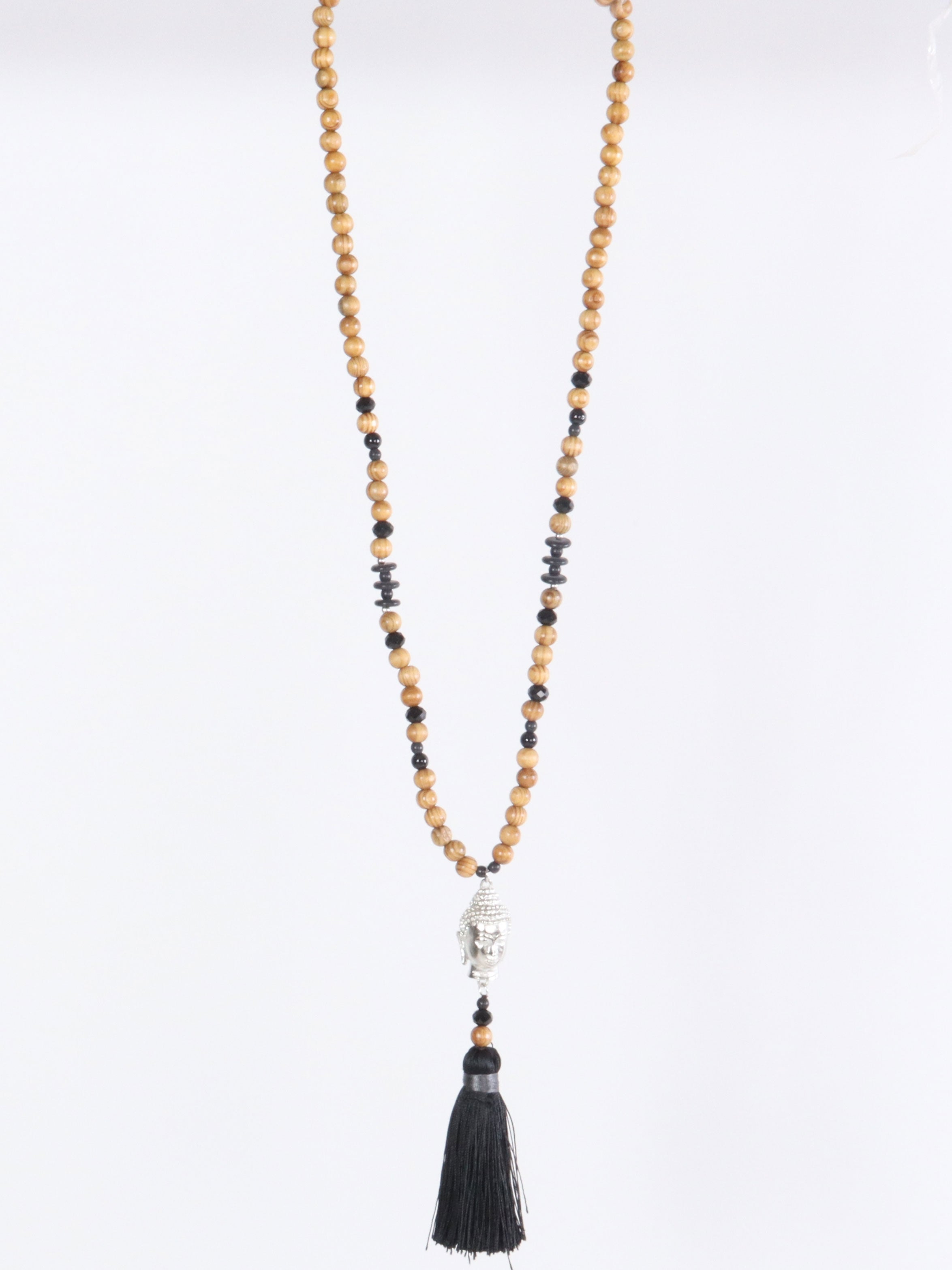 Mathilde - Halsband i träpärlor med buddha-hänge och svart tofs