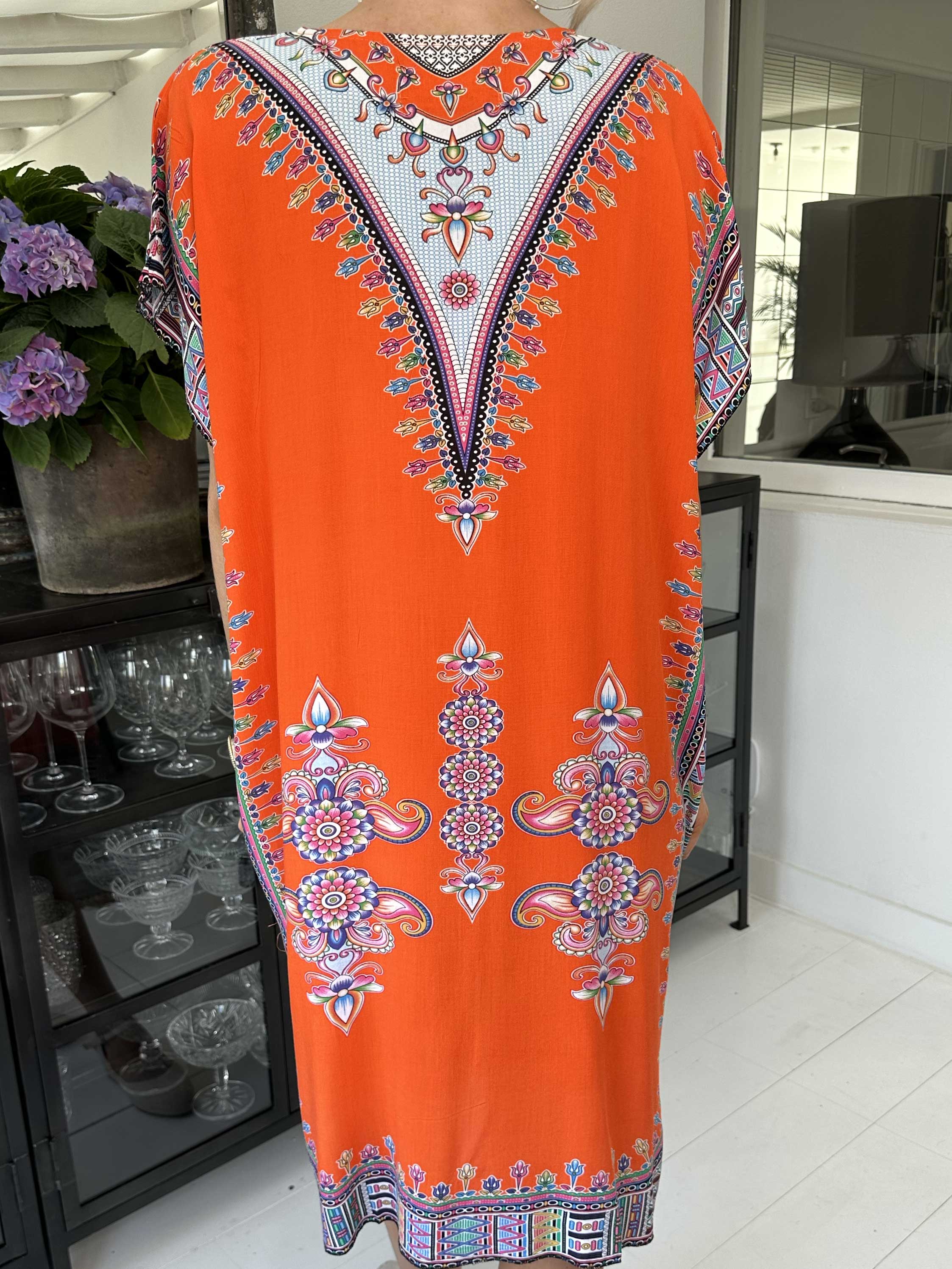 Mille - Lätt och luftig tunika i färgat mönster