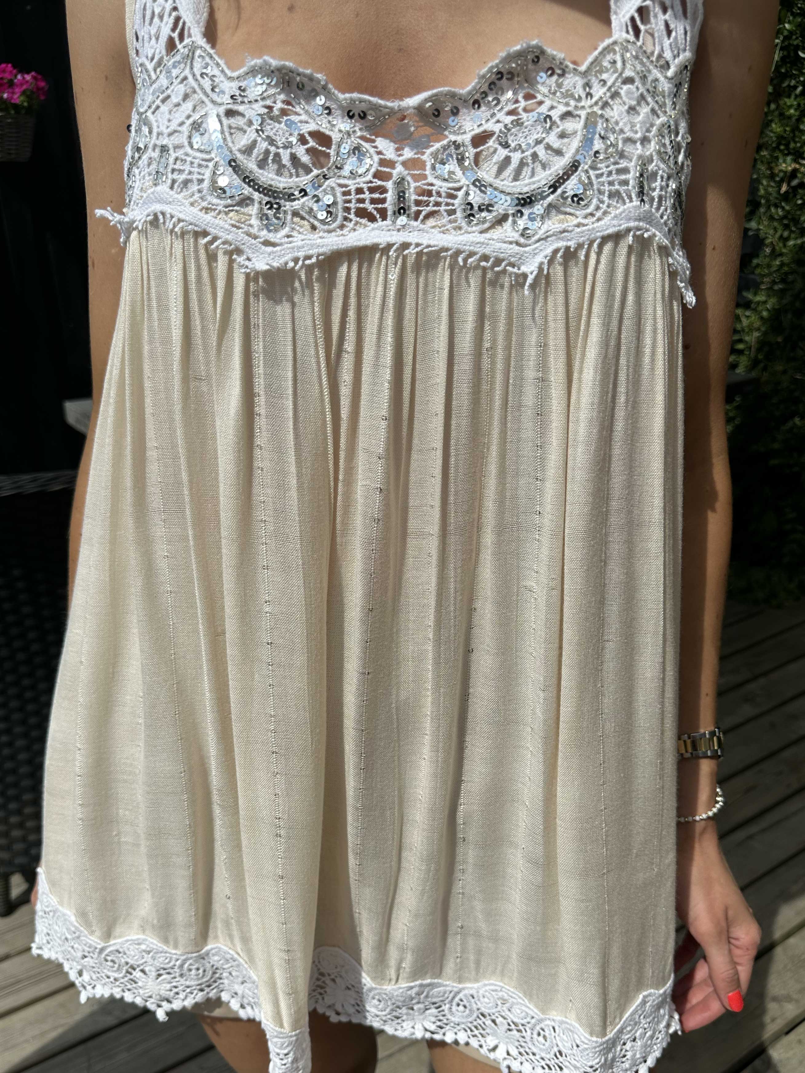 Opal - Söt topp med broderade detaljer och paljetter - Rose