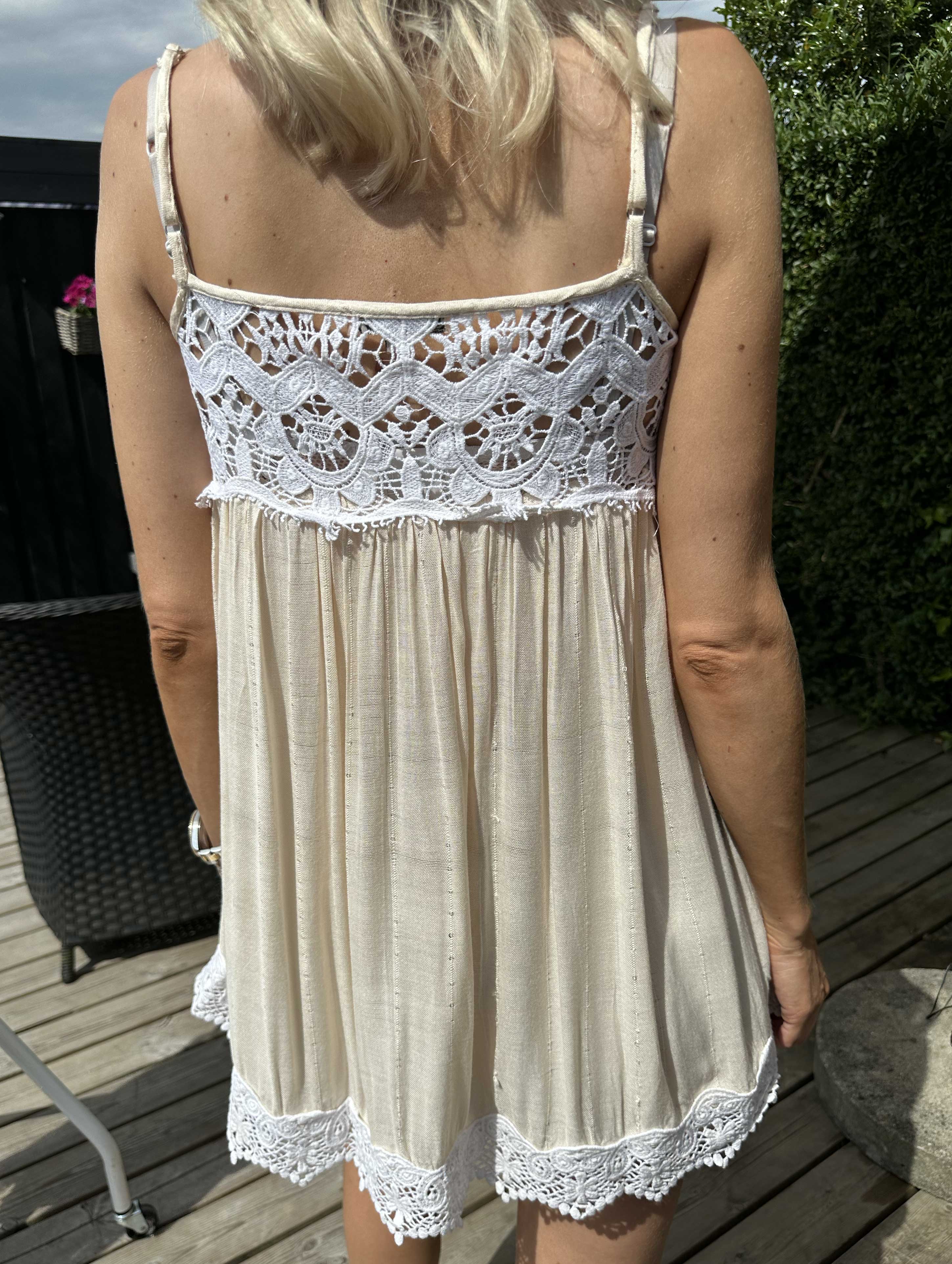 Opal - Söt topp med broderade detaljer och paljetter - Beige