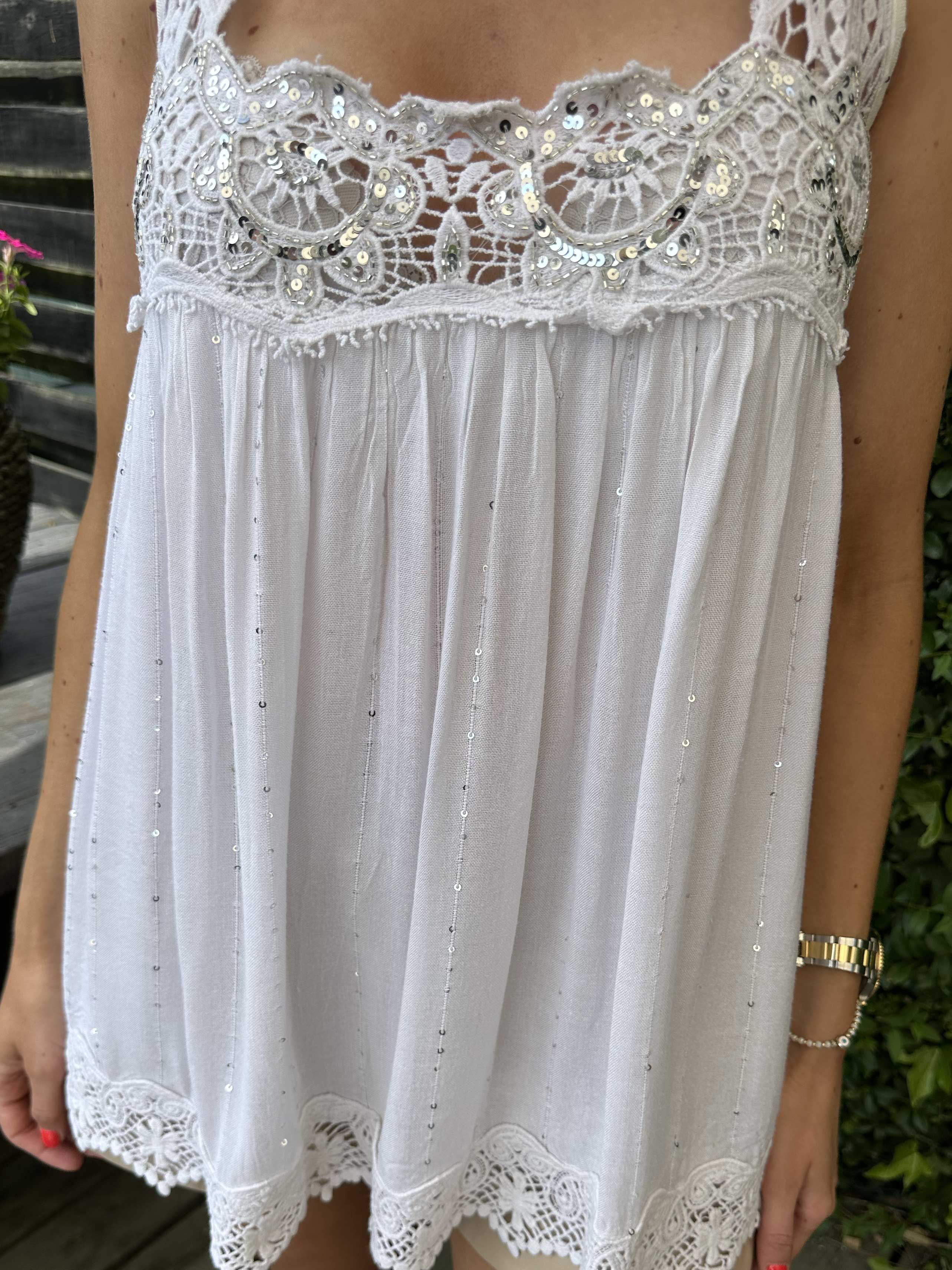Opal - Söt topp med broderade detaljer och paljetter - White