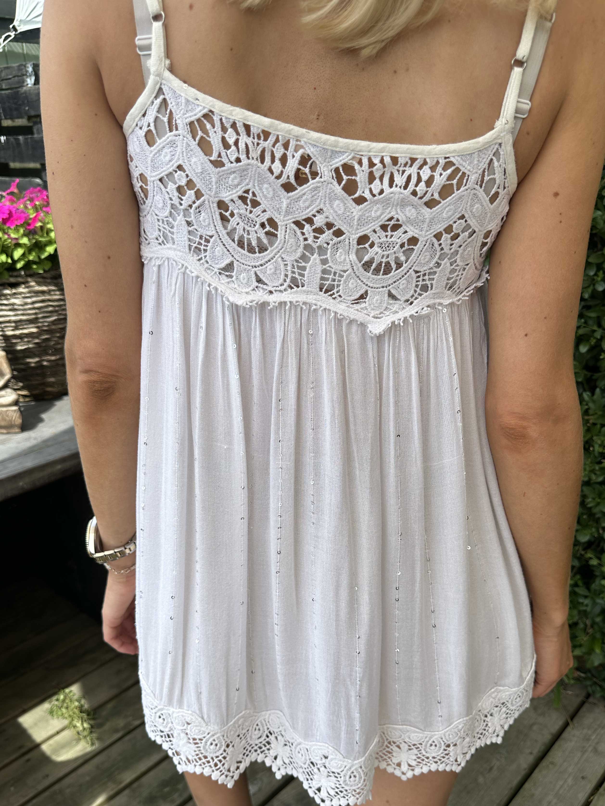 Opal - Söt topp med broderade detaljer och paljetter - White