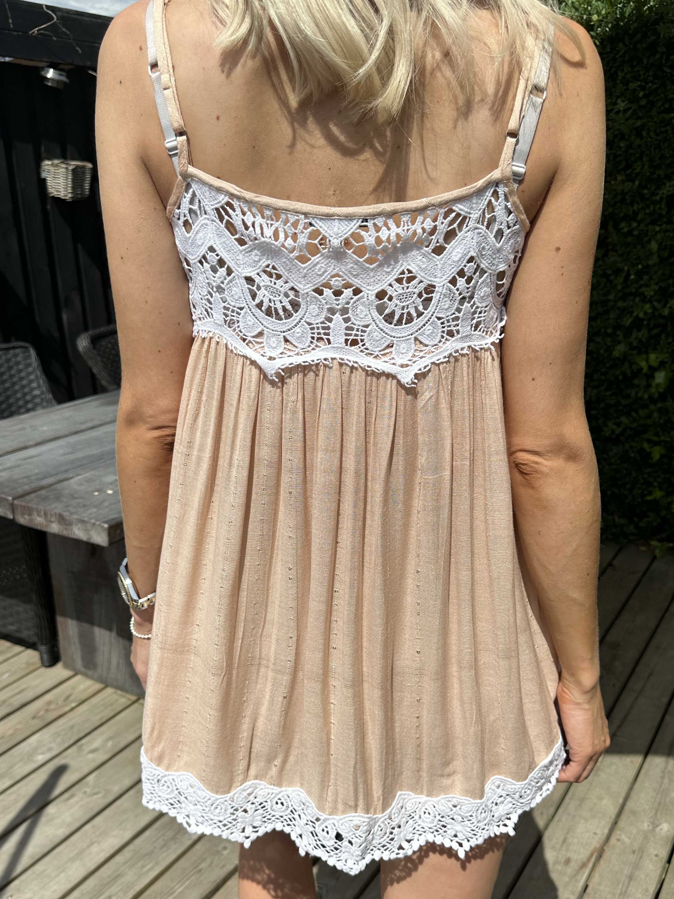 Opal - Söt topp med broderade detaljer och paljetter