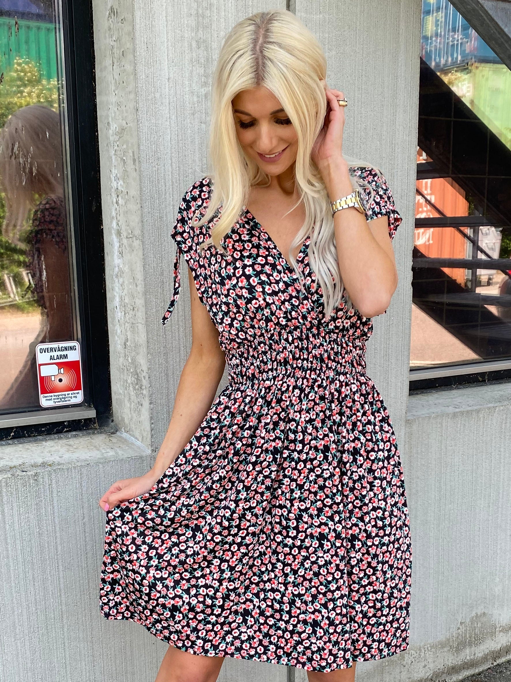 Pams Short - Kort elastisk klänning i rynkfritt tyg