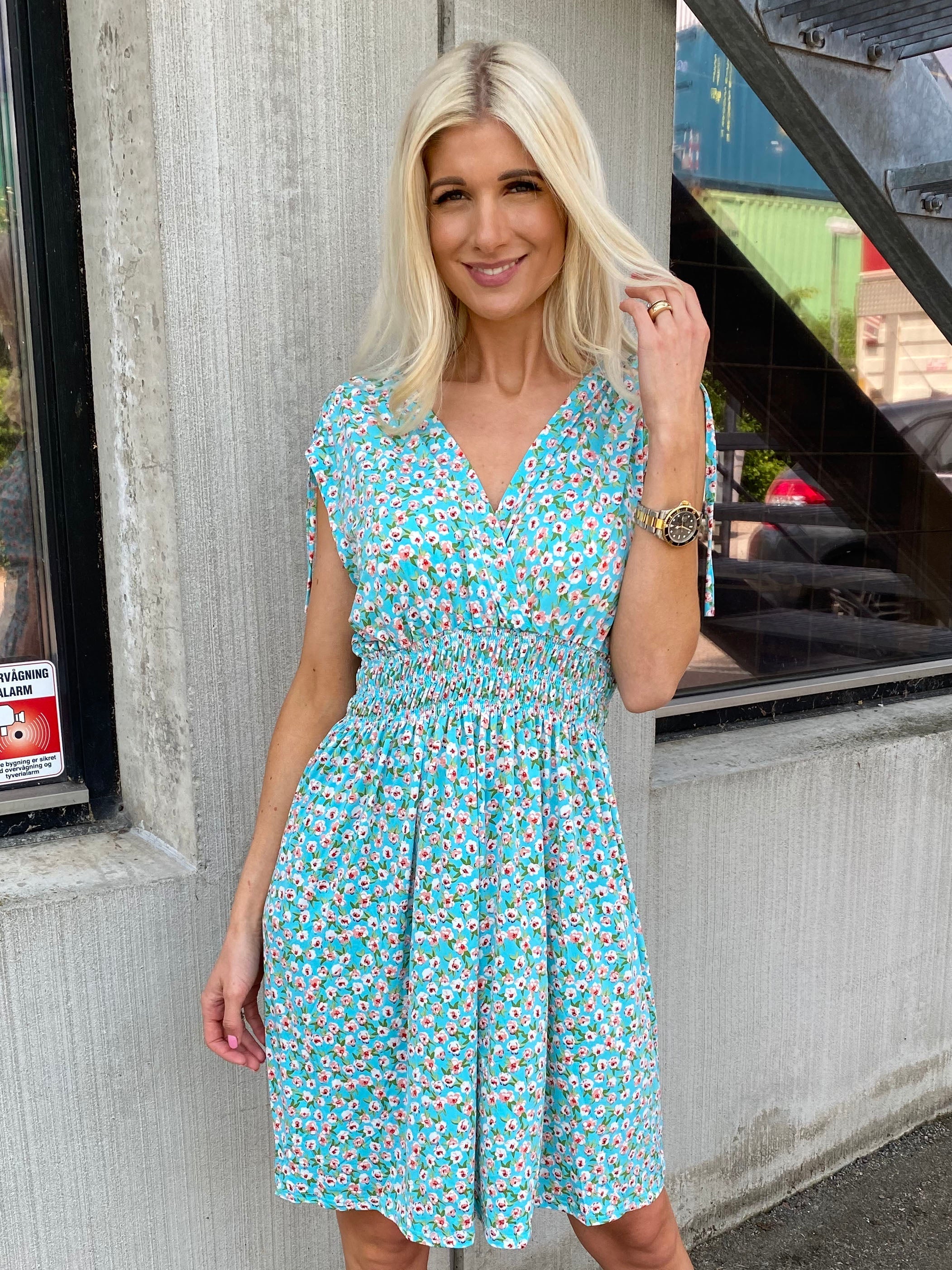 Pams Short - Kort elastisk klänning i rynkfritt tyg