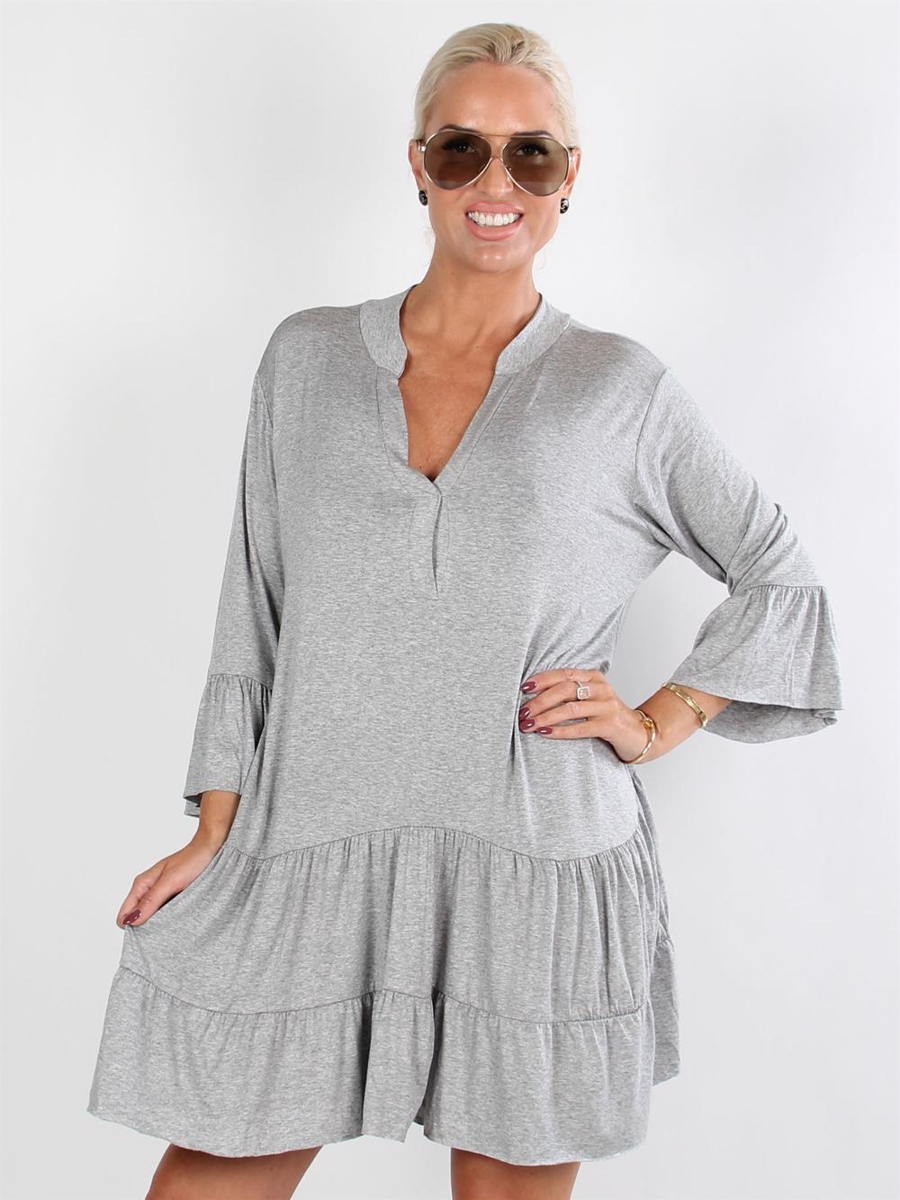 Pauline - Klänning med v-ringning och liten volangkjol