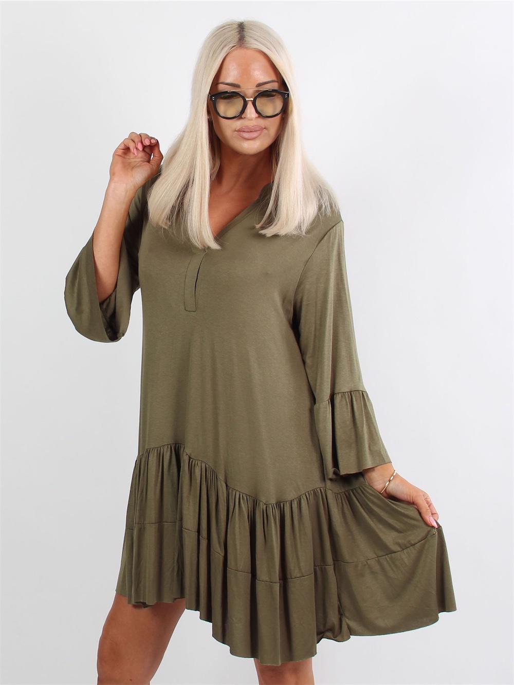 Pauline - Klänning med v-ringning och liten volangkjol