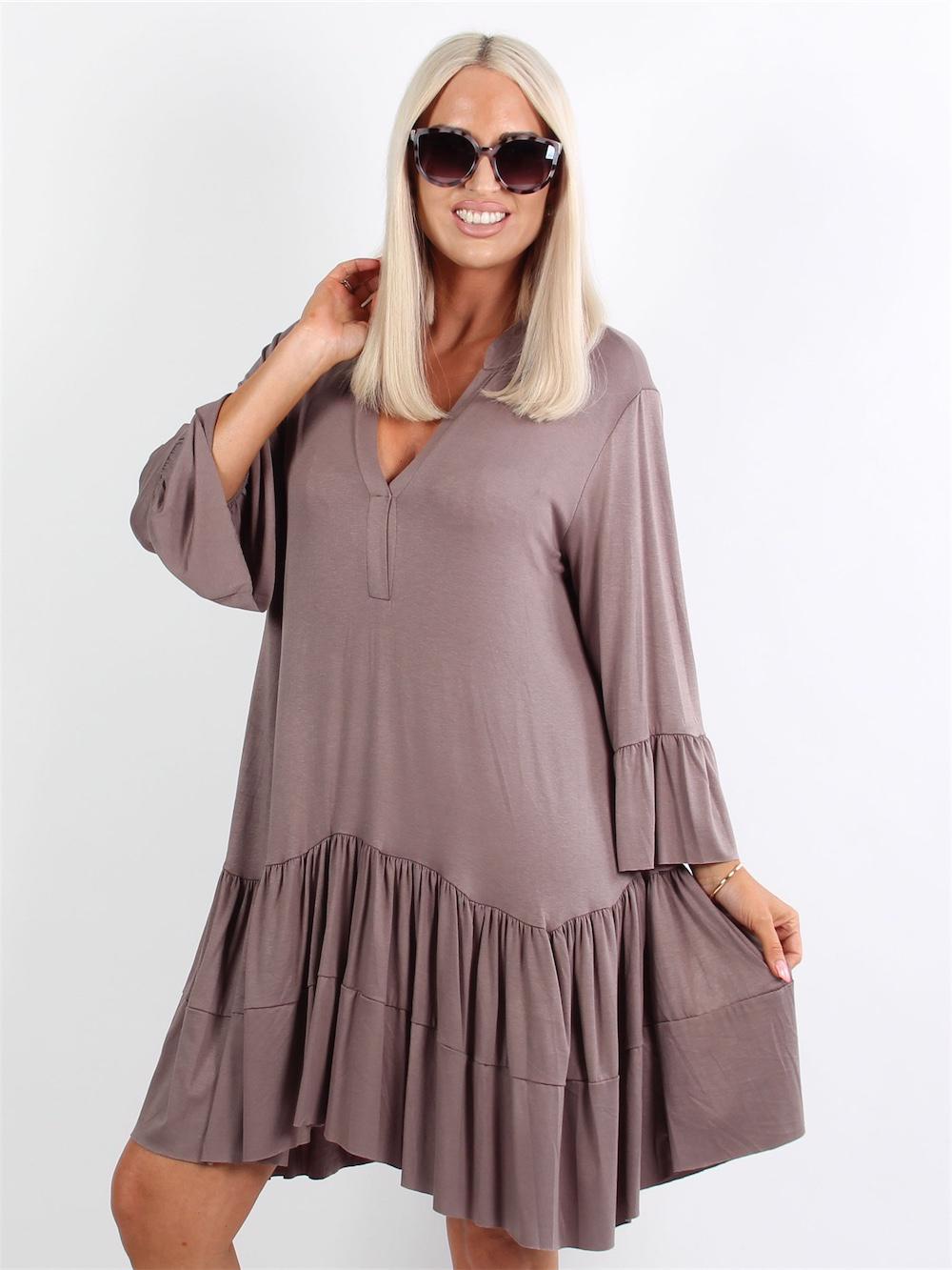 Pauline - Klänning med v-ringning och liten volangkjol