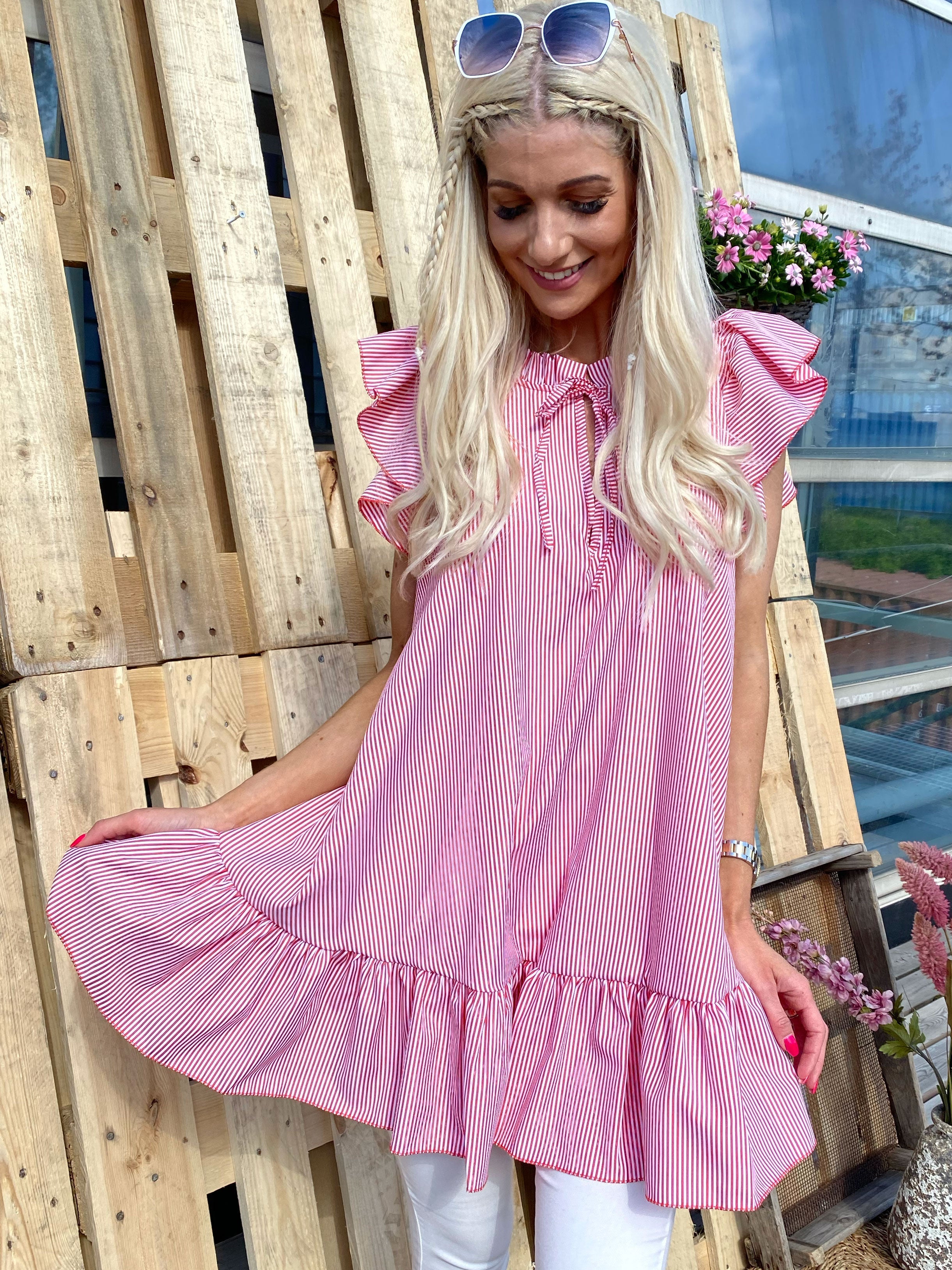 Rosalia - Randig kort klänning med volangärmar