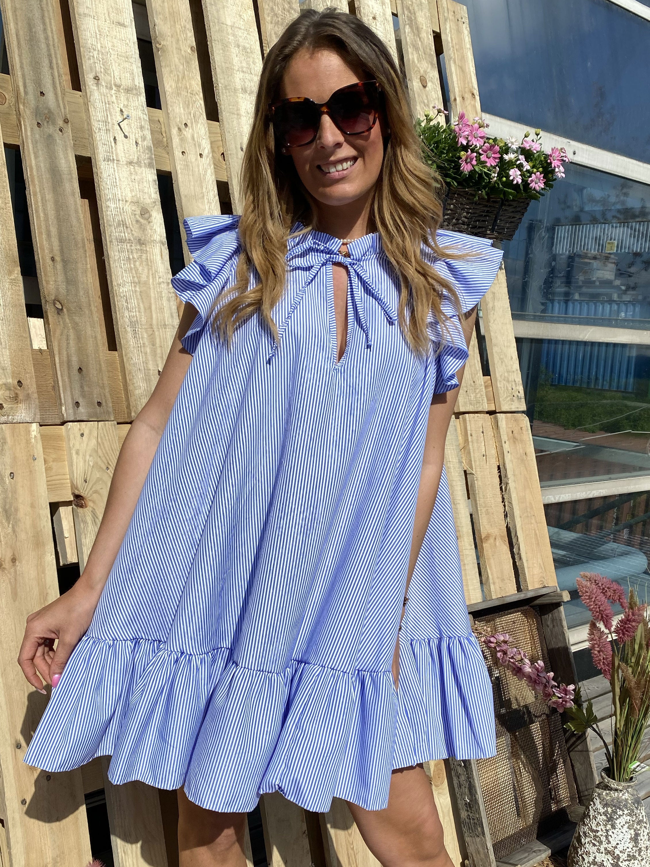 Rosalia - Randig kort klänning med volangärmar