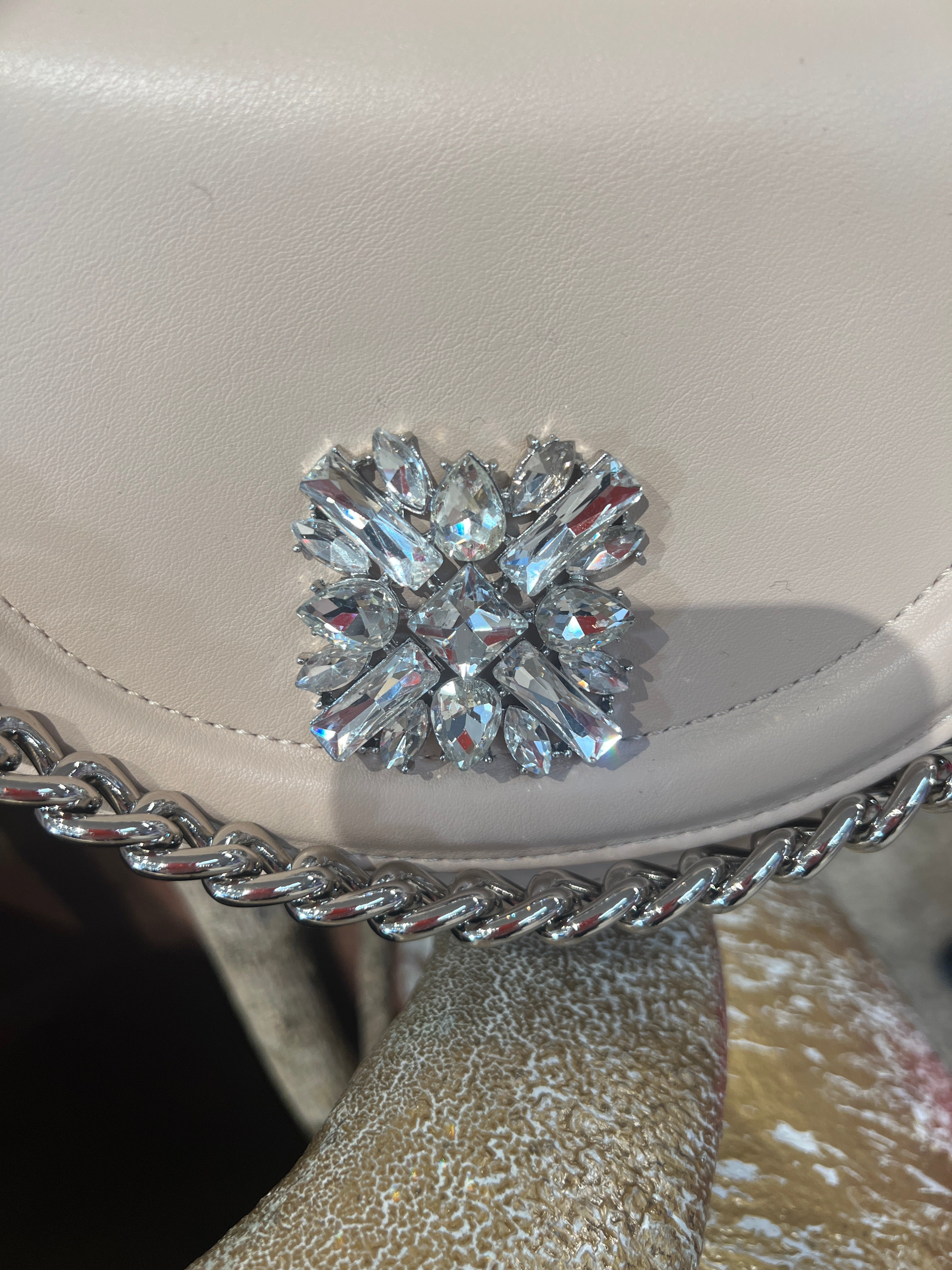 Rose - Liten handväska med stenimitation och silverkedja