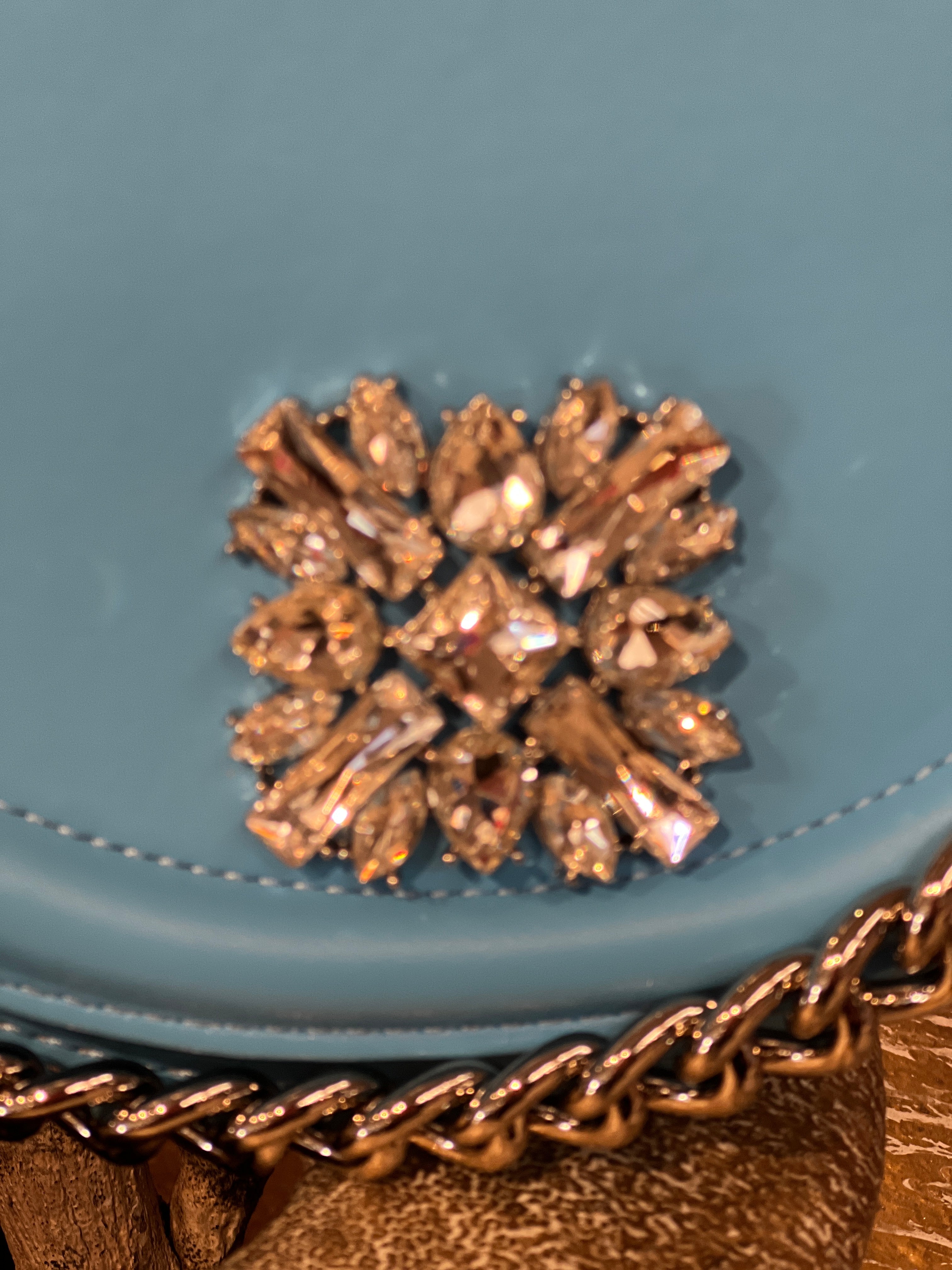 Rose - Liten handväska med stenimitation och silverkedja