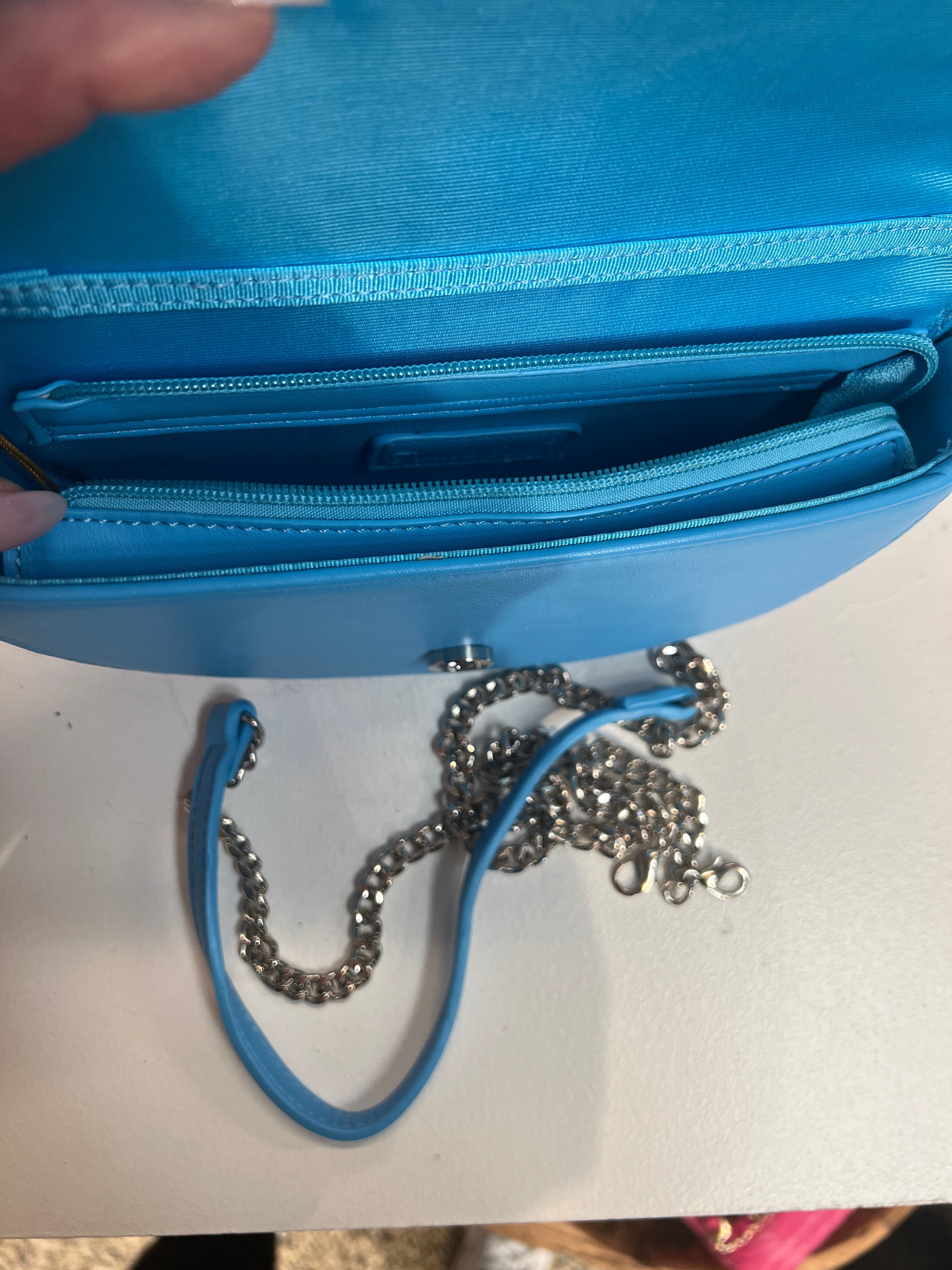 Rose - Liten handväska med stenimitation och silverkedja