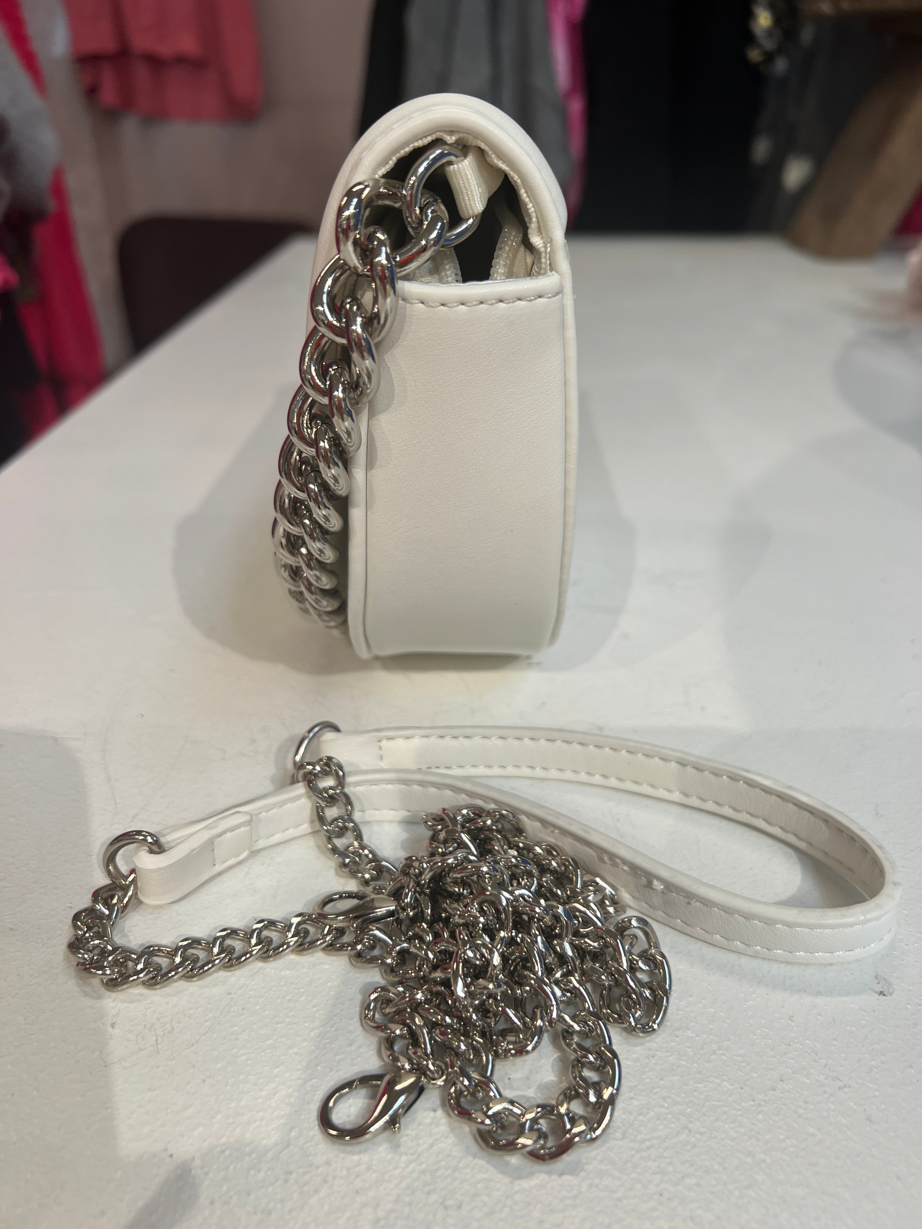 Rose - Liten handväska med stenimitation och silverkedja