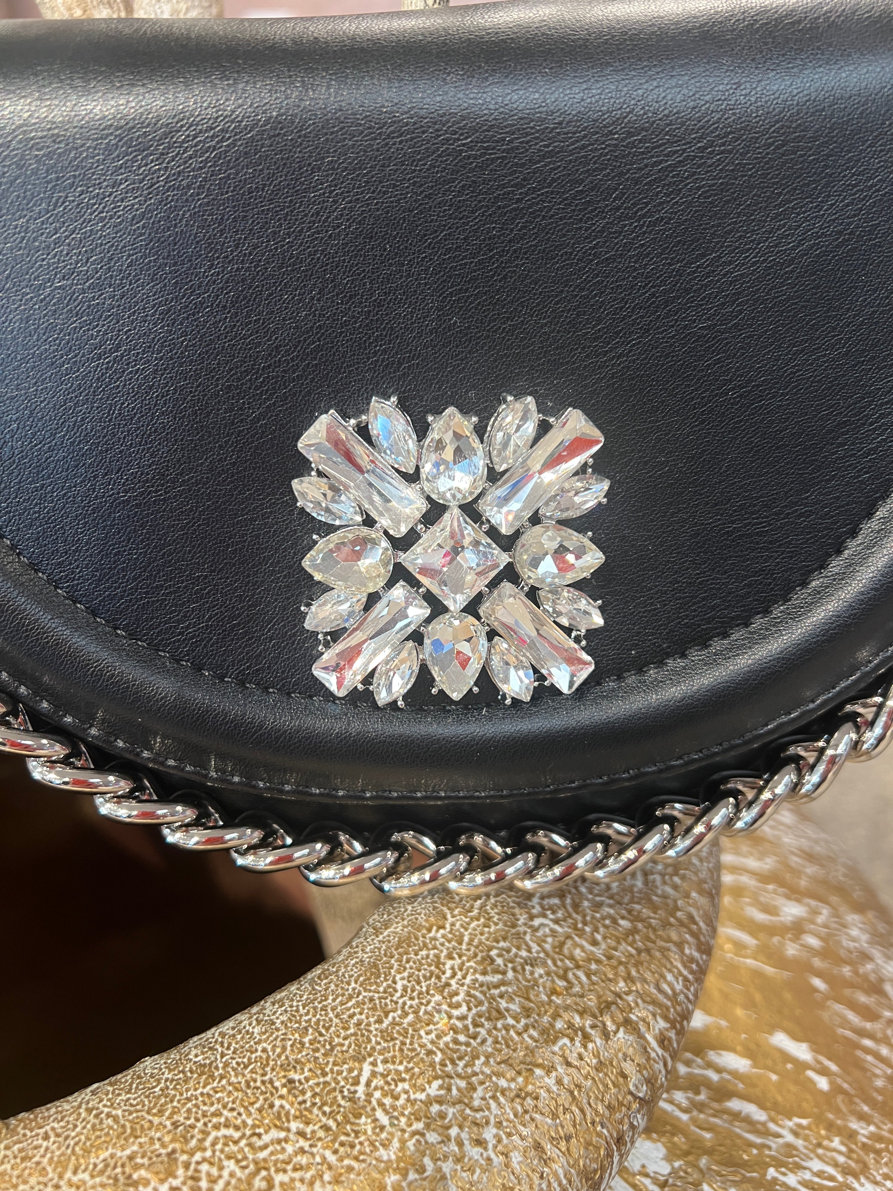 Rose - Liten handväska med stenimitation och silverkedja