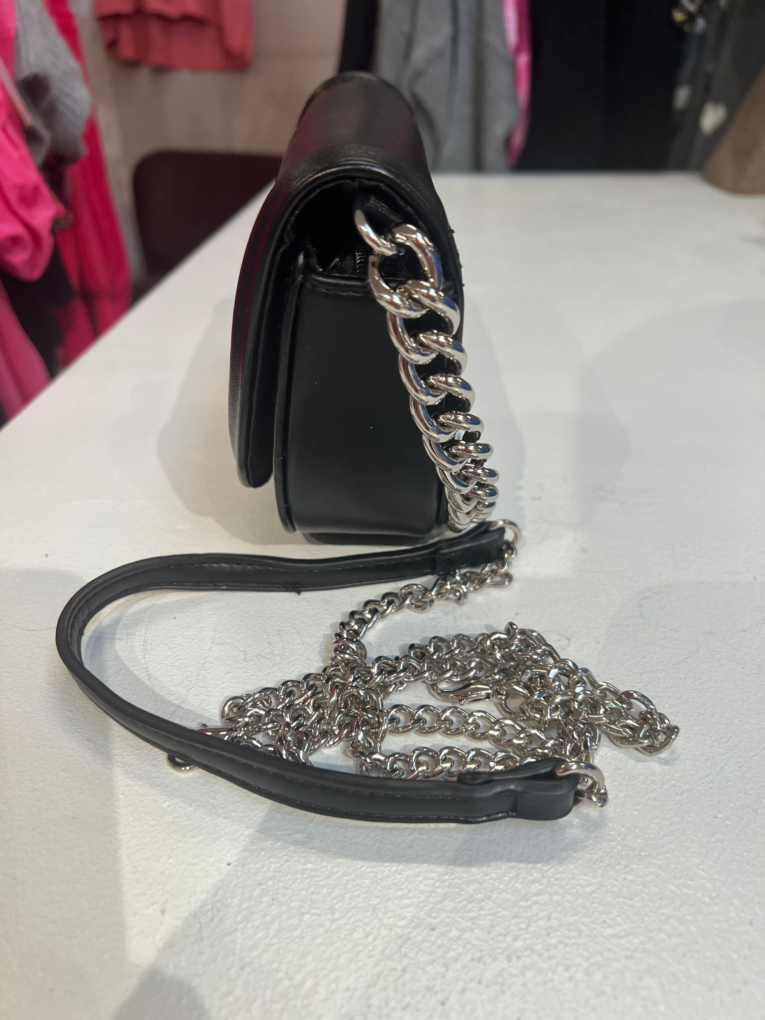 Rose - Liten handväska med stenimitation och silverkedja